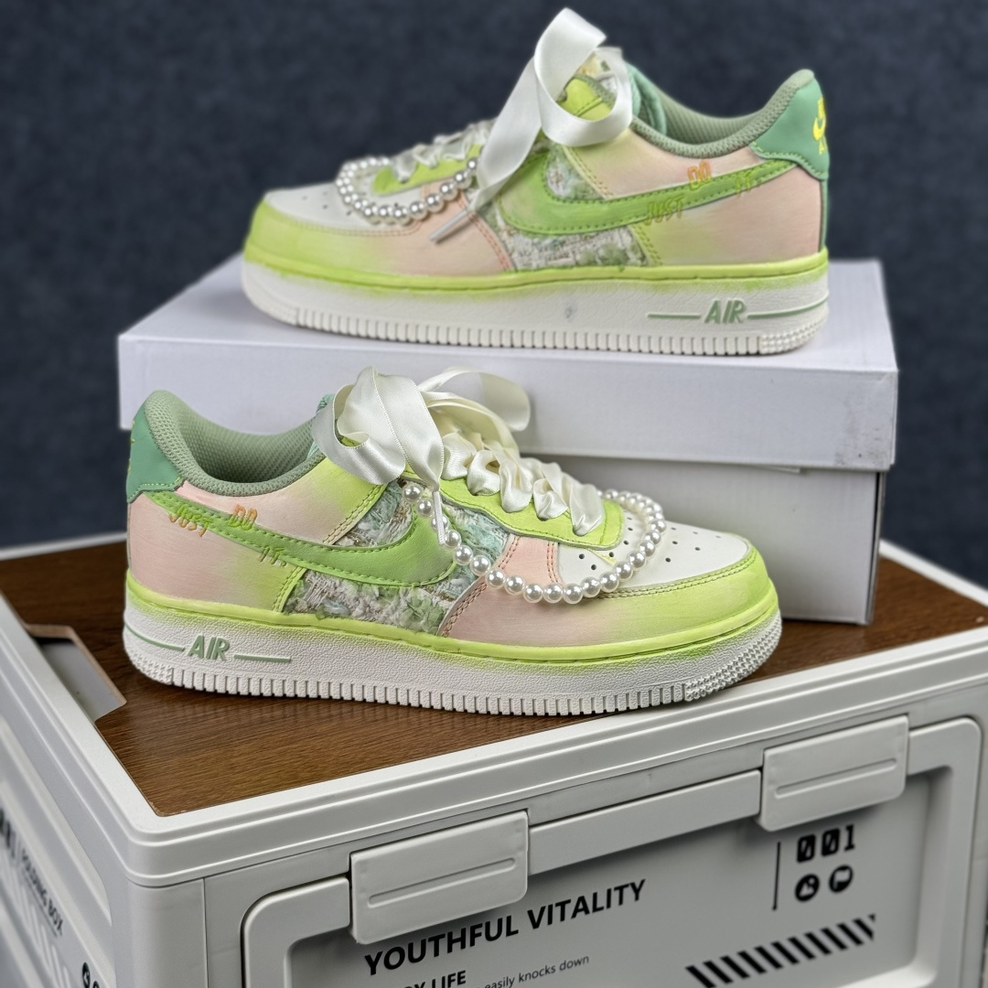 Nike Air Force 1'07 Low ”Pearl & Soft Jade” 手绘涂鸦 珍珠软玉 空军一号低帮休闲板鞋 FJ7740-101 Nike Air Force 1'07 Low ”Pearl & Soft Jade” 手绘涂鸦 珍珠软玉 空军一号低帮休闲板鞋 FJ7740-101