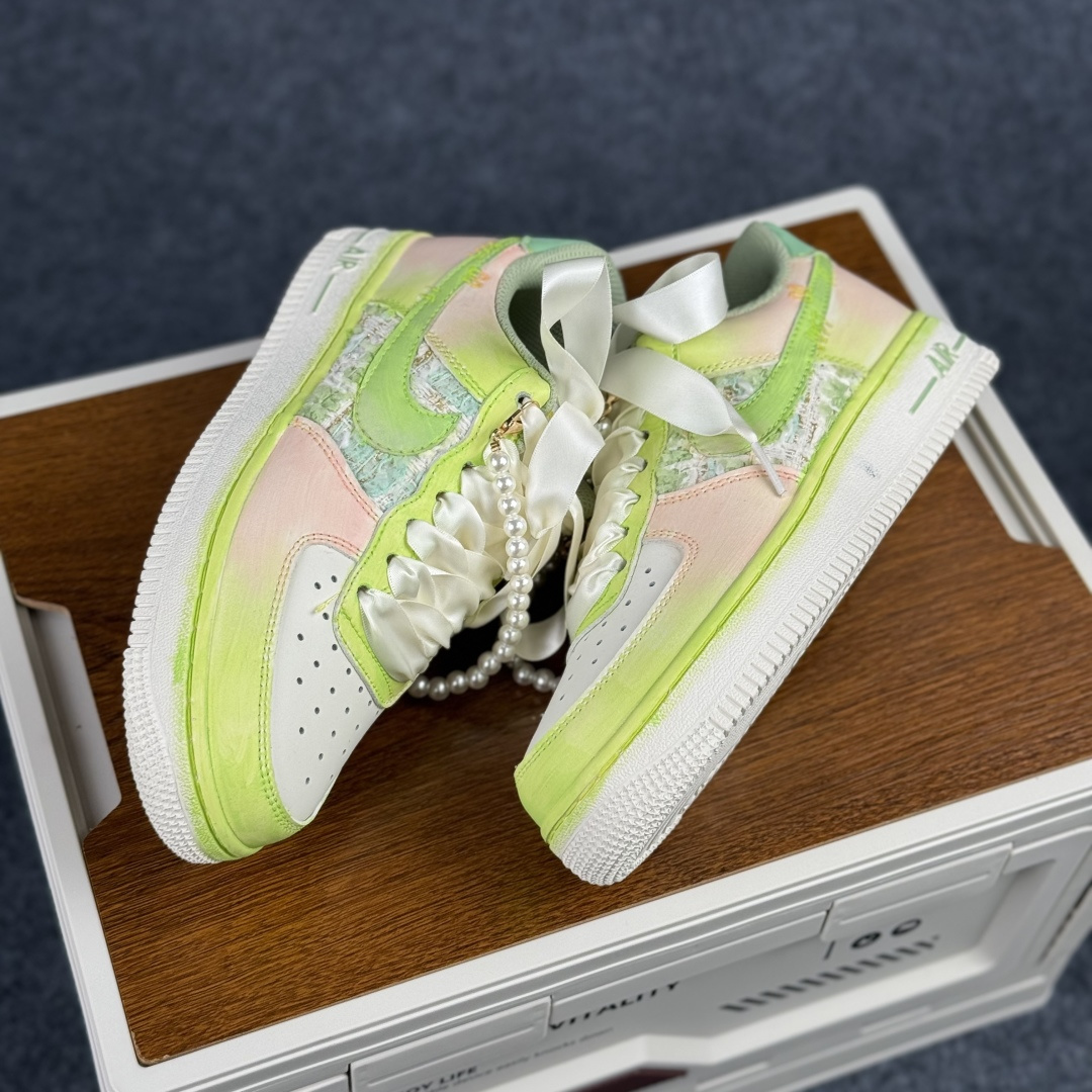 Nike Air Force 1'07 Low ”Pearl & Soft Jade” 手绘涂鸦 珍珠软玉 空军一号低帮休闲板鞋 FJ7740-101 Nike Air Force 1'07 Low ”Pearl & Soft Jade” 手绘涂鸦 珍珠软玉 空军一号低帮休闲板鞋 FJ7740-101
