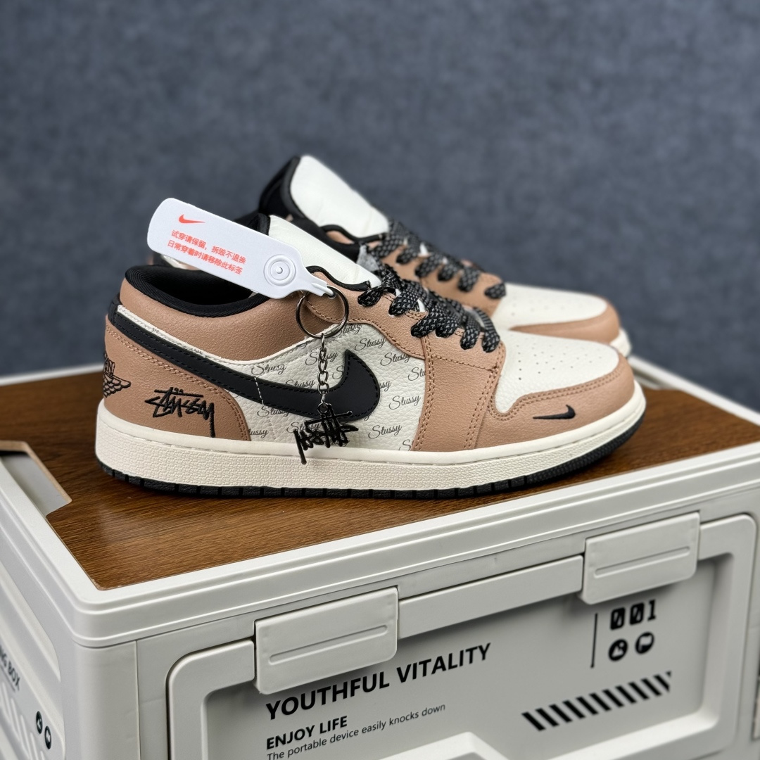 Air Jordan 1 Low AJ1 乔1斯图西联名 米棕黑 高端定制 低帮复古篮球鞋 LL8888-003 Air Jordan 1 Low AJ1 乔1斯图西联名 米棕黑 高端定制 低帮复古篮球鞋 LL8888-003