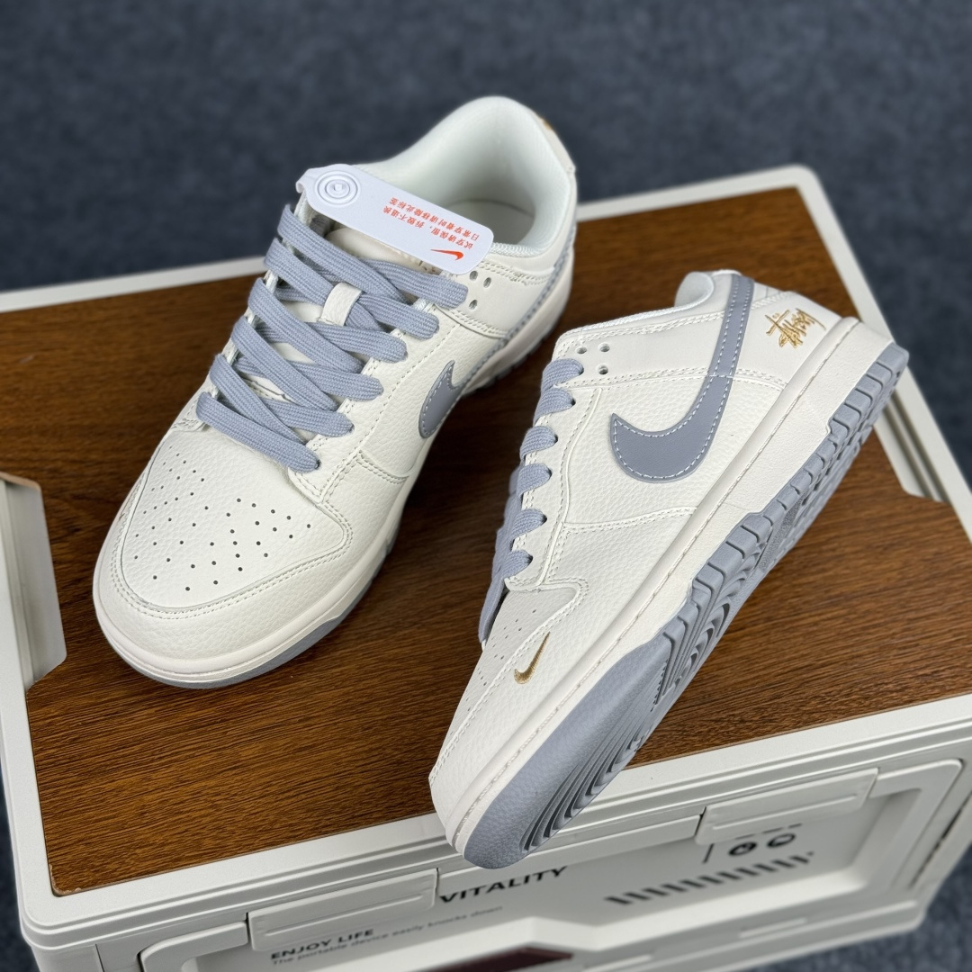 Nike SB Dunk Low 斯图西联名 米灰金标 周年高端定制 低帮休闲板鞋 JP1628-040 Nike SB Dunk Low 斯图西联名 米灰金标 周年高端定制 低帮休闲板鞋 JP1628-040
