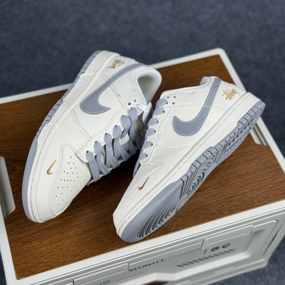 Nike SB Dunk Low 斯图西联名 米灰金标 周年高端定制 低帮休闲板鞋 JP1628-040 Nike SB Dunk Low 斯图西联名 米灰金标 周年高端定制 低帮休闲板鞋 JP1628-040