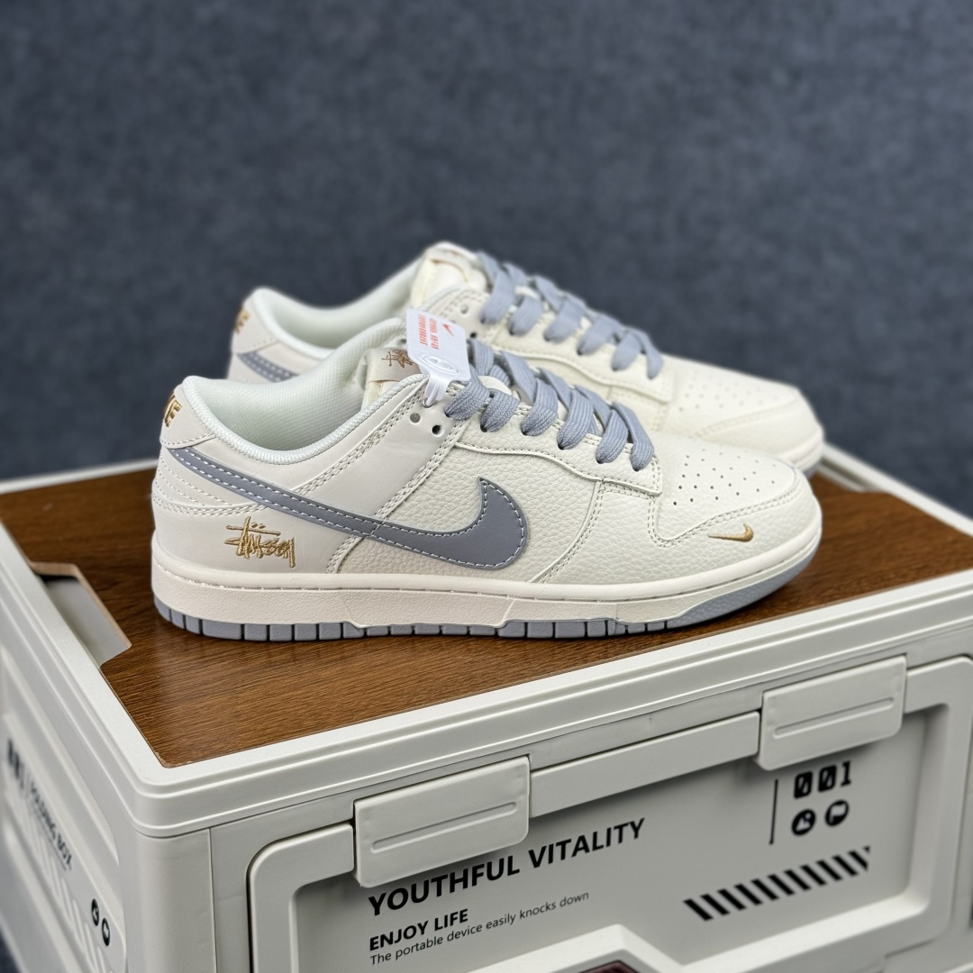 Nike SB Dunk Low 斯图西联名 米灰金标 周年高端定制 低帮休闲板鞋 JP1628-040 Nike SB Dunk Low 斯图西联名 米灰金标 周年高端定制 低帮休闲板鞋 JP1628-040