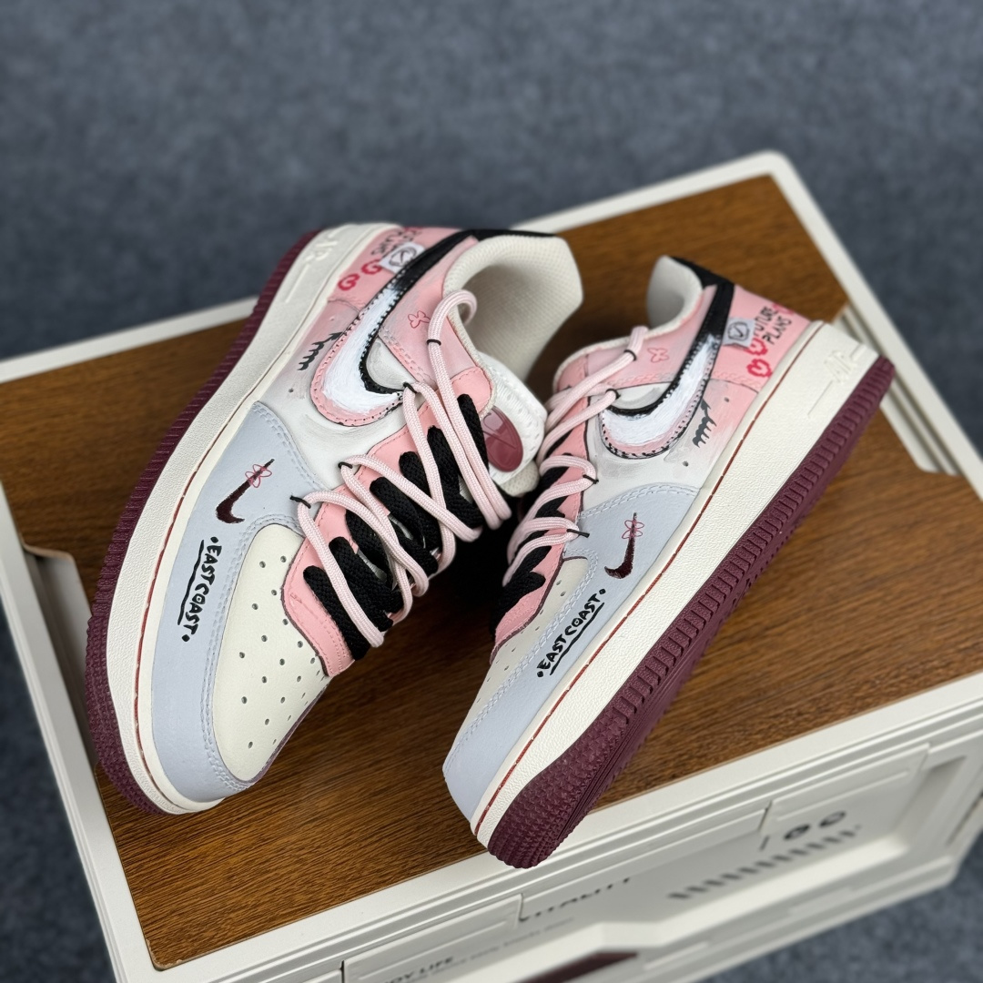 Nike Air Force 1'07 Low ”Sweet & Cool Project” 手绘涂鸦 甜酷企划 空军一号低帮休闲板鞋 FB1839-125 Nike Air Force 1'07 Low ”Sweet & Cool Project” 手绘涂鸦 甜酷企划 空军一号低帮休闲板鞋 FB1839-125