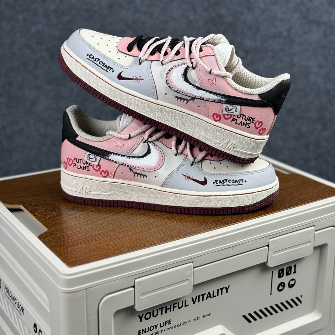 Nike Air Force 1'07 Low ”Sweet & Cool Project” 手绘涂鸦 甜酷企划 空军一号低帮休闲板鞋 FB1839-125 Nike Air Force 1'07 Low ”Sweet & Cool Project” 手绘涂鸦 甜酷企划 空军一号低帮休闲板鞋 FB1839-125