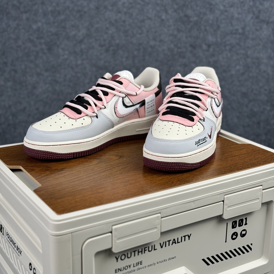 Nike Air Force 1'07 Low ”Sweet & Cool Project” 手绘涂鸦 甜酷企划 空军一号低帮休闲板鞋 FB1839-125 Nike Air Force 1'07 Low ”Sweet & Cool Project” 手绘涂鸦 甜酷企划 空军一号低帮休闲板鞋 FB1839-125