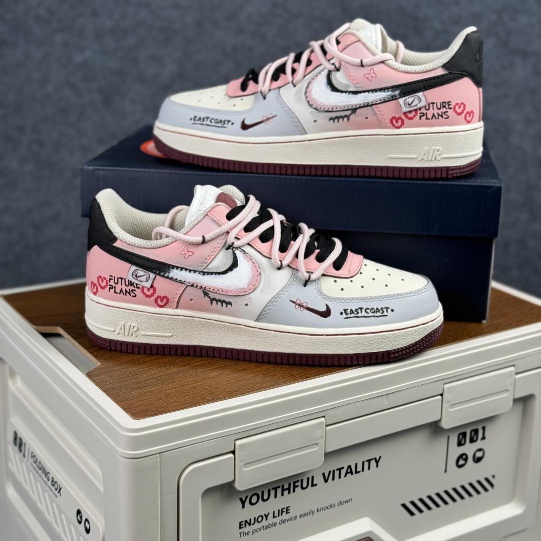 Nike Air Force 1'07 Low ”Sweet & Cool Project” 手绘涂鸦 甜酷企划 空军一号低帮休闲板鞋 FB1839-125 Nike Air Force 1'07 Low ”Sweet & Cool Project” 手绘涂鸦 甜酷企划 空军一号低帮休闲板鞋 FB1839-125