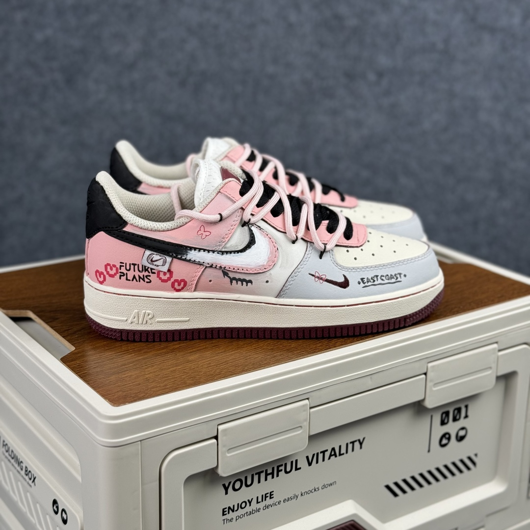 Nike Air Force 1’07 Low ”Sweet & Cool Project” 手绘涂鸦 甜酷企划 空军一号低帮休闲板鞋 FB1839-125 Nike Air Force 1’07 Low ”Sweet & Cool Project” 手绘涂鸦 甜酷企划 空军一号低帮休闲板鞋 FB1839-125