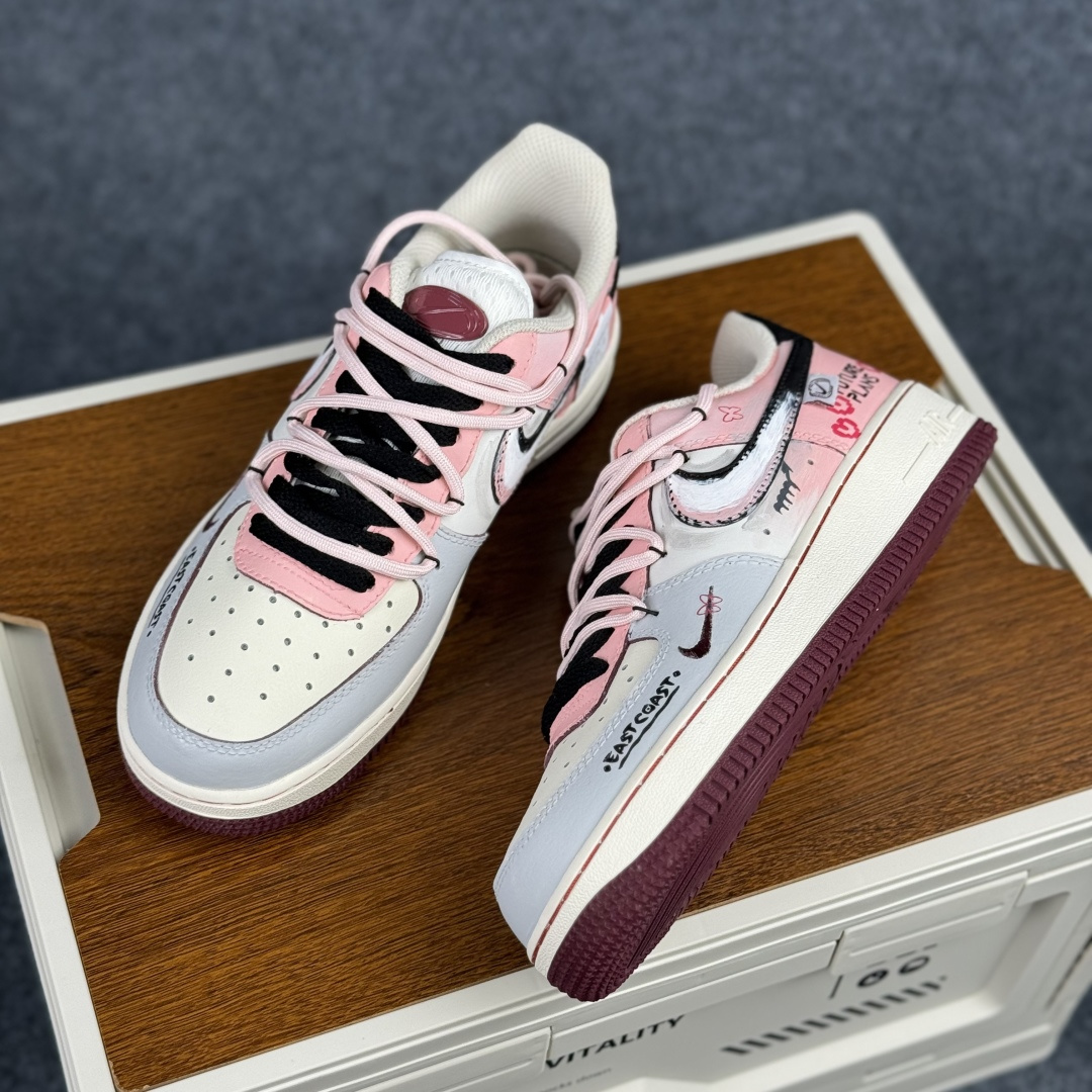 Nike Air Force 1'07 Low ”Sweet & Cool Project” 手绘涂鸦 甜酷企划 空军一号低帮休闲板鞋 FB1839-125 Nike Air Force 1'07 Low ”Sweet & Cool Project” 手绘涂鸦 甜酷企划 空军一号低帮休闲板鞋 FB1839-125