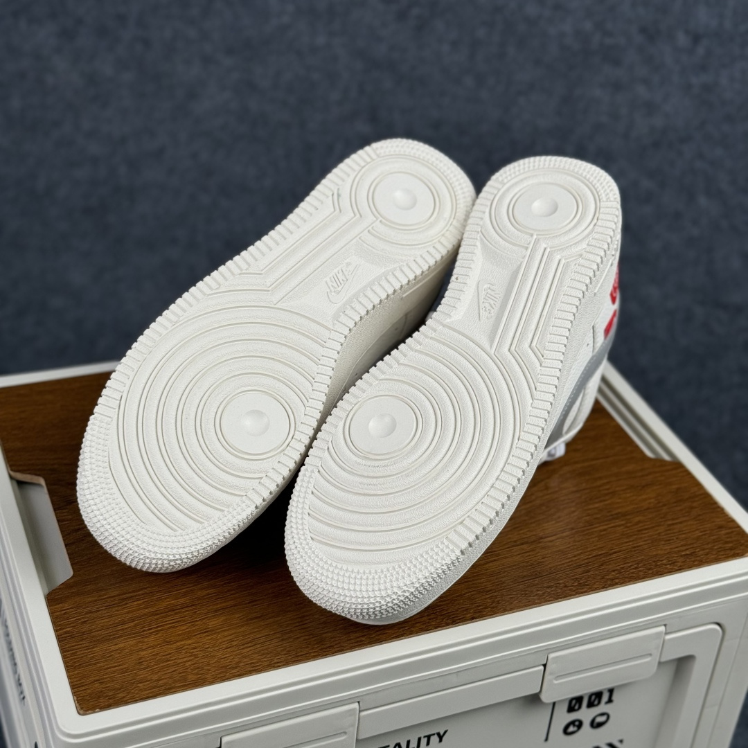 Nike Air Force 1'07 Low 北面联名 米灰红标 空军一号低帮休闲板鞋 MM3399-802-Top High Quatity Cheap Sneakers Fashion Clothing Clothes Bags handbags Shoes of all Brand wholesale With The best Quality And Beautiful Price from China Factory Chinese suppliers wholesaler seller Nike Air Force 1'07 Low 北面联名 米灰红标 空军一号低帮休闲板鞋 MM3399-802