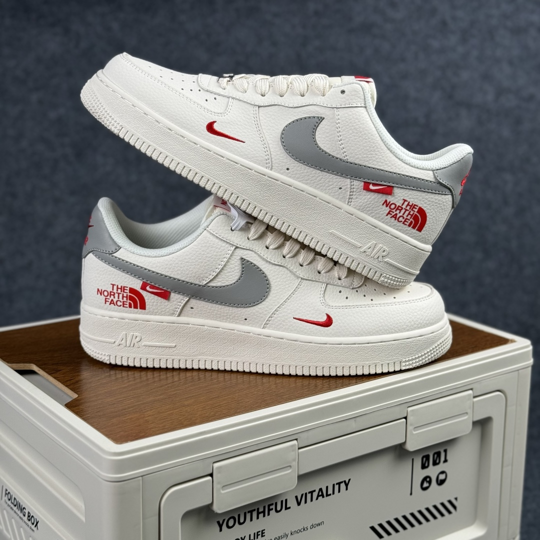 Nike Air Force 1'07 Low 北面联名 米灰红标 空军一号低帮休闲板鞋 MM3399-802-Top High Quatity Cheap Sneakers Fashion Clothing Clothes Bags handbags Shoes of all Brand wholesale With The best Quality And Beautiful Price from China Factory Chinese suppliers wholesaler seller Nike Air Force 1'07 Low 北面联名 米灰红标 空军一号低帮休闲板鞋 MM3399-802