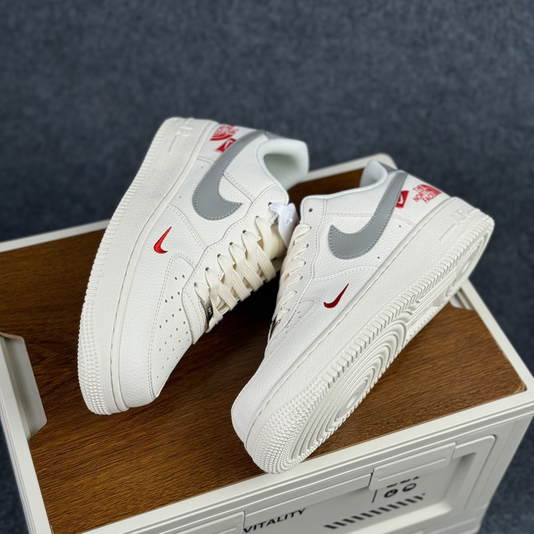 Nike Air Force 1'07 Low 北面联名 米灰红标 空军一号低帮休闲板鞋 MM3399-802-Top High Quatity Cheap Sneakers Fashion Clothing Clothes Bags handbags Shoes of all Brand wholesale With The best Quality And Beautiful Price from China Factory Chinese suppliers wholesaler seller Nike Air Force 1'07 Low 北面联名 米灰红标 空军一号低帮休闲板鞋 MM3399-802