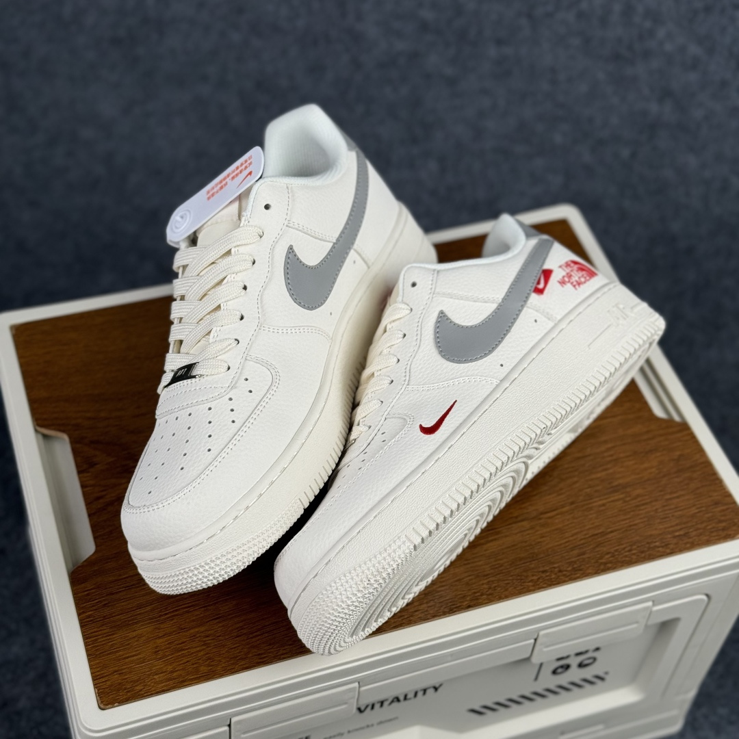 Nike Air Force 1'07 Low 北面联名 米灰红标 空军一号低帮休闲板鞋 MM3399-802-Top High Quatity Cheap Sneakers Fashion Clothing Clothes Bags handbags Shoes of all Brand wholesale With The best Quality And Beautiful Price from China Factory Chinese suppliers wholesaler seller Nike Air Force 1'07 Low 北面联名 米灰红标 空军一号低帮休闲板鞋 MM3399-802
