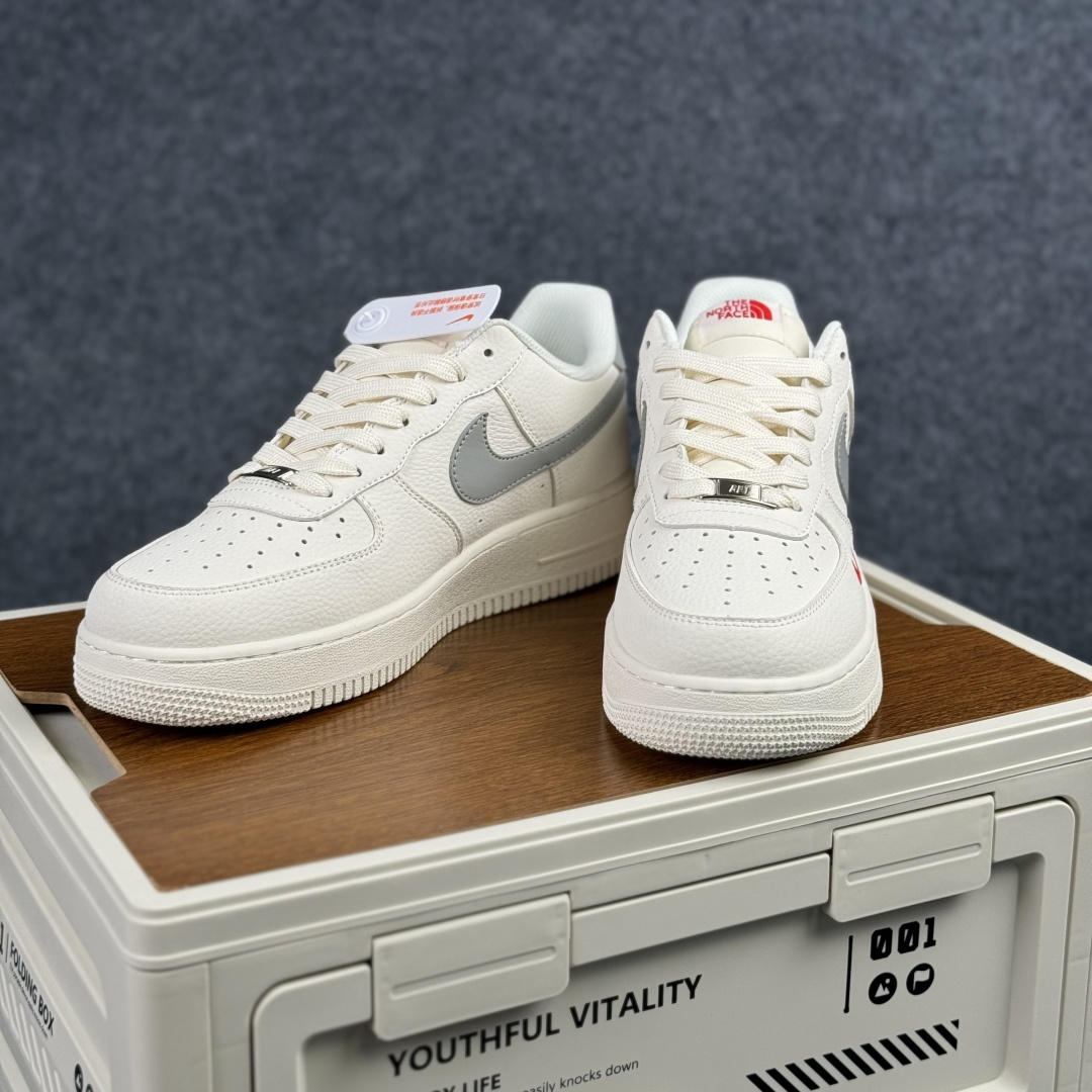 Nike Air Force 1'07 Low 北面联名 米灰红标 空军一号低帮休闲板鞋 MM3399-802-Top High Quatity Cheap Sneakers Fashion Clothing Clothes Bags handbags Shoes of all Brand wholesale With The best Quality And Beautiful Price from China Factory Chinese suppliers wholesaler seller Nike Air Force 1'07 Low 北面联名 米灰红标 空军一号低帮休闲板鞋 MM3399-802