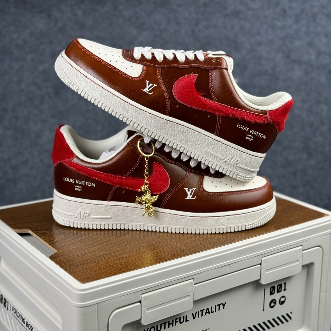 Nike Air Force 1'07 Low 马年限定 复古棕咖赤红 空军一号低帮休闲板鞋 FV3694-103-Top High Quatity Cheap Sneakers Fashion Clothing Clothes Bags handbags Shoes of all Brand wholesale With The best Quality And Beautiful Price from China Factory Chinese suppliers wholesaler seller Nike Air Force 1'07 Low 马年限定 复古棕咖赤红 空军一号低帮休闲板鞋 FV3694-103