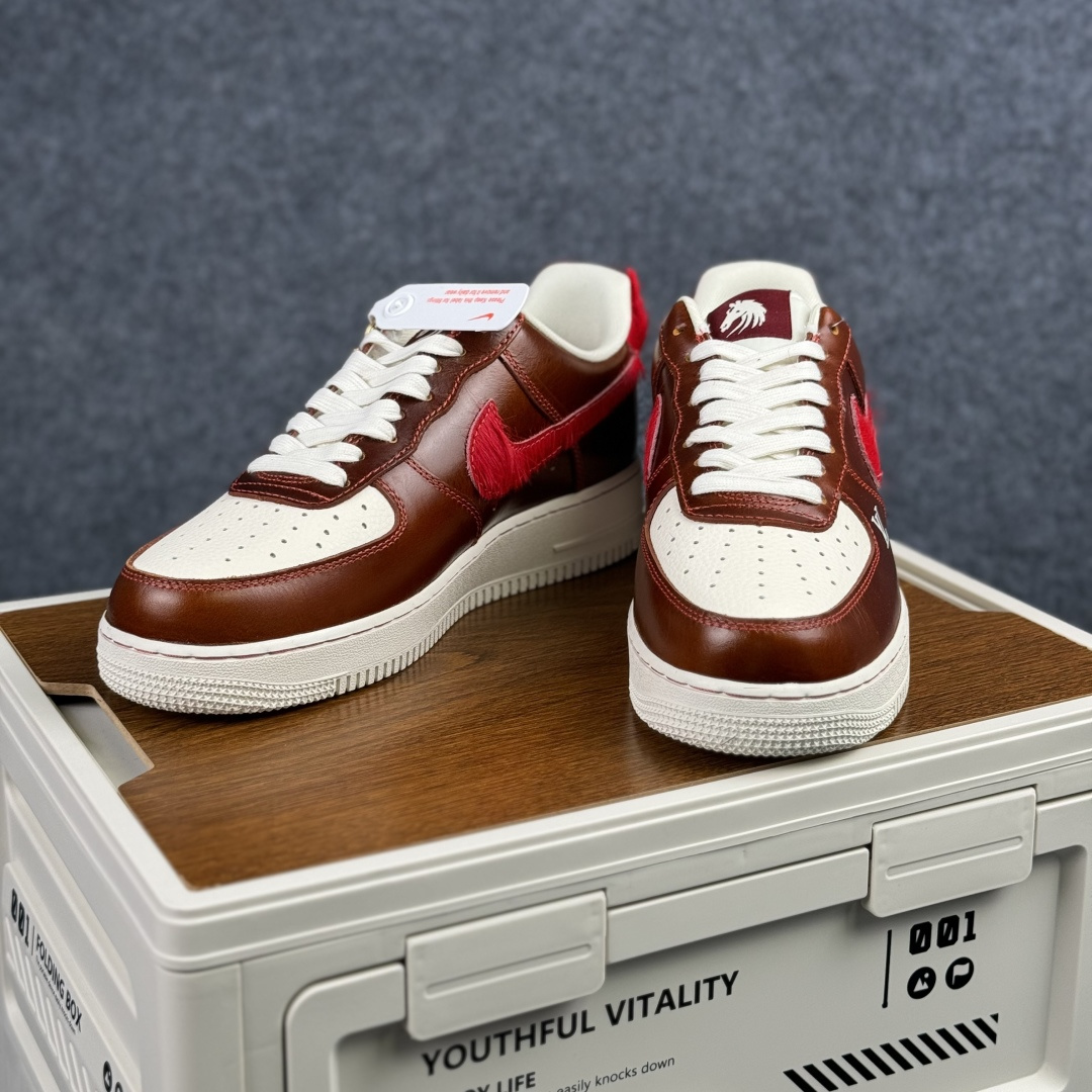 Nike Air Force 1'07 Low 马年限定 复古棕咖赤红 空军一号低帮休闲板鞋 FV3694-103-Top High Quatity Cheap Sneakers Fashion Clothing Clothes Bags handbags Shoes of all Brand wholesale With The best Quality And Beautiful Price from China Factory Chinese suppliers wholesaler seller Nike Air Force 1'07 Low 马年限定 复古棕咖赤红 空军一号低帮休闲板鞋 FV3694-103