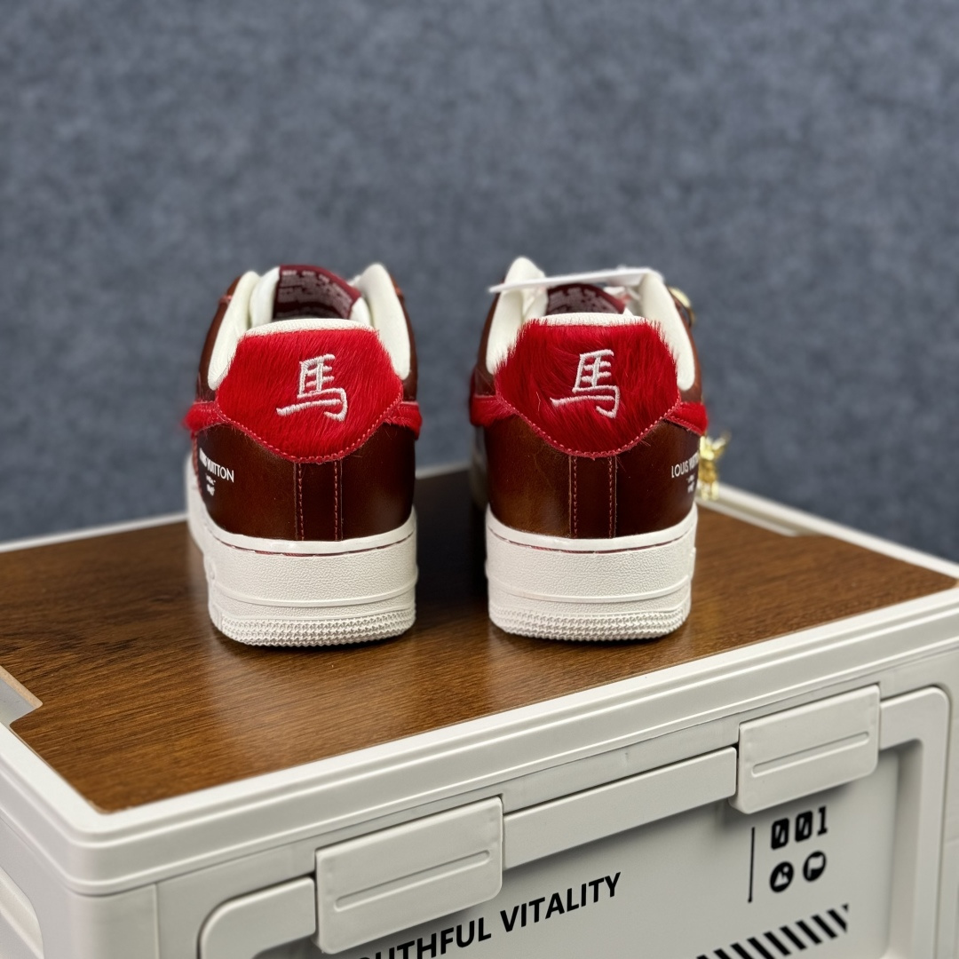 Nike Air Force 1'07 Low 马年限定 复古棕咖赤红 空军一号低帮休闲板鞋 FV3694-103-Top High Quatity Cheap Sneakers Fashion Clothing Clothes Bags handbags Shoes of all Brand wholesale With The best Quality And Beautiful Price from China Factory Chinese suppliers wholesaler seller Nike Air Force 1'07 Low 马年限定 复古棕咖赤红 空军一号低帮休闲板鞋 FV3694-103
