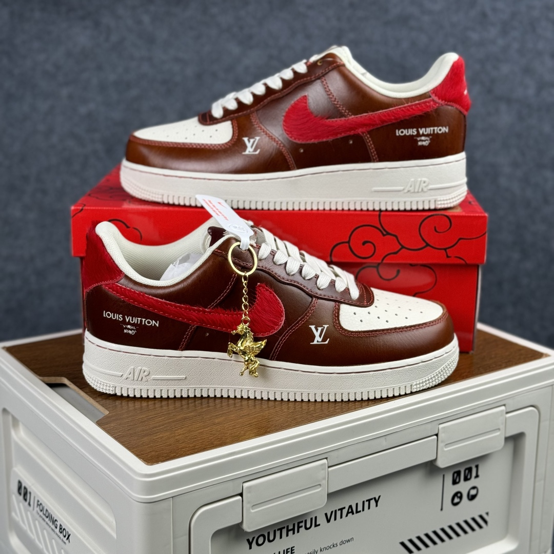 Nike Air Force 1'07 Low 马年限定 复古棕咖赤红 空军一号低帮休闲板鞋 FV3694-103-Top High Quatity Cheap Sneakers Fashion Clothing Clothes Bags handbags Shoes of all Brand wholesale With The best Quality And Beautiful Price from China Factory Chinese suppliers wholesaler seller Nike Air Force 1'07 Low 马年限定 复古棕咖赤红 空军一号低帮休闲板鞋 FV3694-103