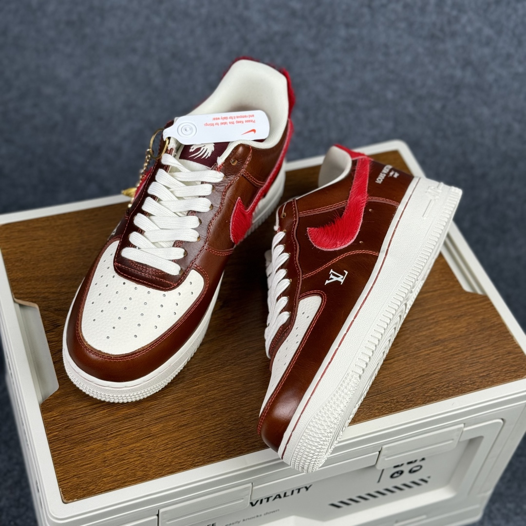 Nike Air Force 1'07 Low 马年限定 复古棕咖赤红 空军一号低帮休闲板鞋 FV3694-103-Top High Quatity Cheap Sneakers Fashion Clothing Clothes Bags handbags Shoes of all Brand wholesale With The best Quality And Beautiful Price from China Factory Chinese suppliers wholesaler seller Nike Air Force 1'07 Low 马年限定 复古棕咖赤红 空军一号低帮休闲板鞋 FV3694-103