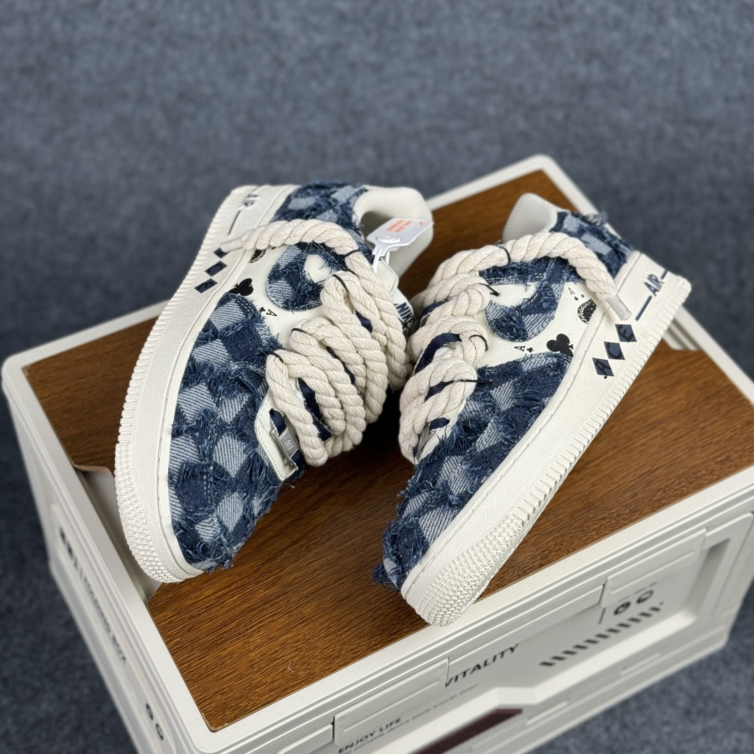 手绘涂鸦“扑克牛仔”Nike Air Force 1 “ACE”空军一号定制板鞋 复古牛仔与扑克元素的创意碰撞 FB0607-909-Top High Quatity Cheap Sneakers Fashion Clothing Clothes Bags handbags Shoes of all Brand wholesale With The best Quality And Beautiful Price from China Factory Chinese suppliers wholesaler seller 手绘涂鸦“扑克牛仔”Nike Air Force 1 “ACE”空军一号定制板鞋 复古牛仔与扑克元素的创意碰撞 FB0607-909