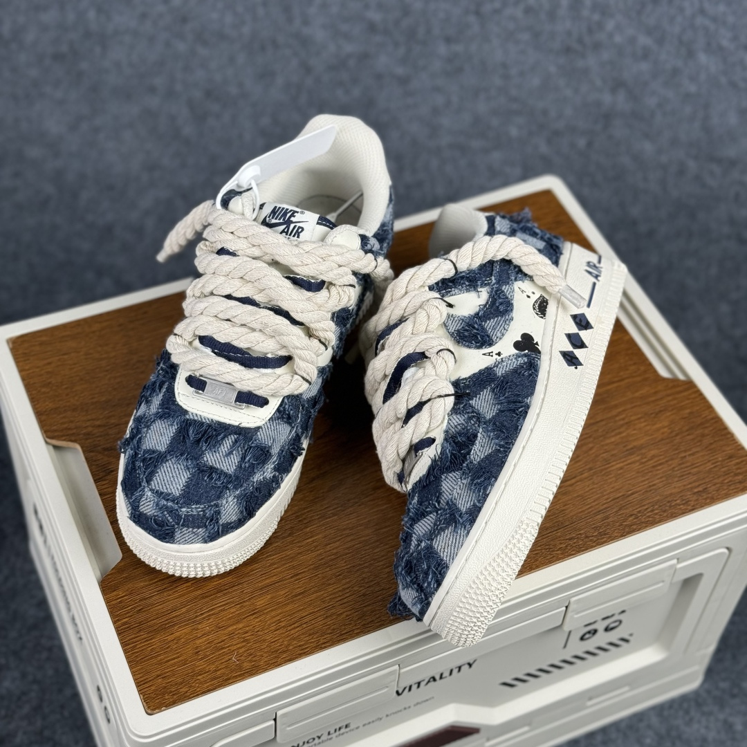 手绘涂鸦“扑克牛仔”Nike Air Force 1 “ACE”空军一号定制板鞋 复古牛仔与扑克元素的创意碰撞 FB0607-909-Top High Quatity Cheap Sneakers Fashion Clothing Clothes Bags handbags Shoes of all Brand wholesale With The best Quality And Beautiful Price from China Factory Chinese suppliers wholesaler seller 手绘涂鸦“扑克牛仔”Nike Air Force 1 “ACE”空军一号定制板鞋 复古牛仔与扑克元素的创意碰撞 FB0607-909