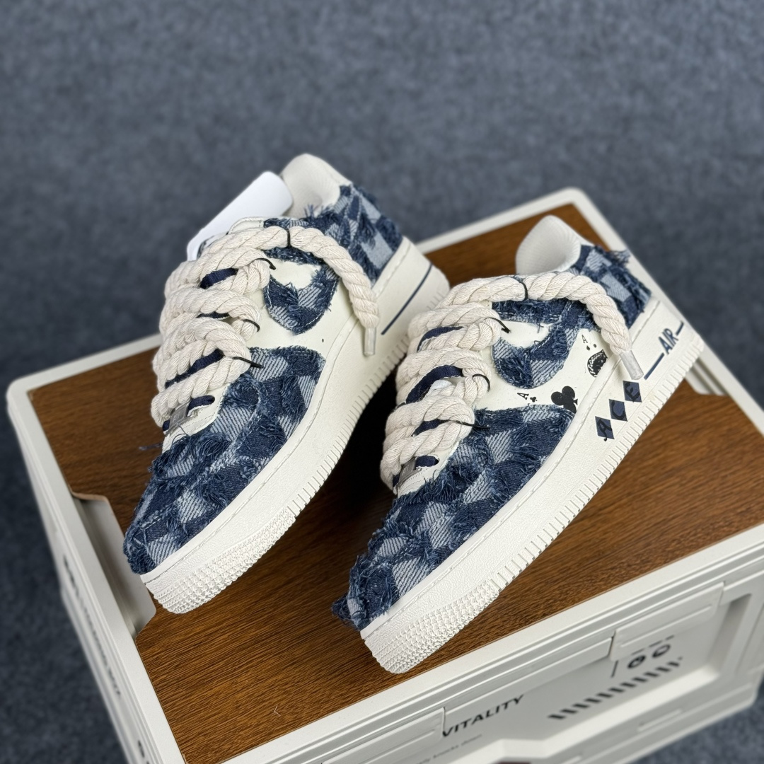 手绘涂鸦“扑克牛仔”Nike Air Force 1 “ACE”空军一号定制板鞋 复古牛仔与扑克元素的创意碰撞 FB0607-909-Top High Quatity Cheap Sneakers Fashion Clothing Clothes Bags handbags Shoes of all Brand wholesale With The best Quality And Beautiful Price from China Factory Chinese suppliers wholesaler seller 手绘涂鸦“扑克牛仔”Nike Air Force 1 “ACE”空军一号定制板鞋 复古牛仔与扑克元素的创意碰撞 FB0607-909