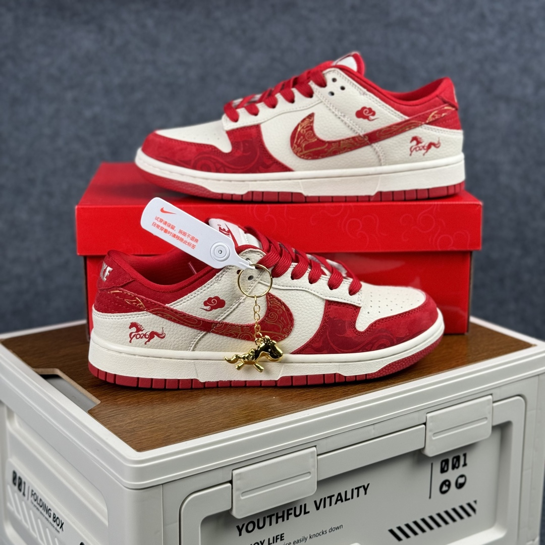 280 Nike SB Dunk Low 马年限定 白红金祥云 高端定制 低帮休闲板鞋 SD8888-008-Chinese UA Cheap High Quatity Brand Clothes Bags handbags Sneakers wholesale wholesaler seller from China Factory suppliers Fashion Clothing Shoes best Quality Beautiful Price 280 Nike SB Dunk Low 马年限定 白红金祥云 高端定制 低帮休闲板鞋 SD8888-008