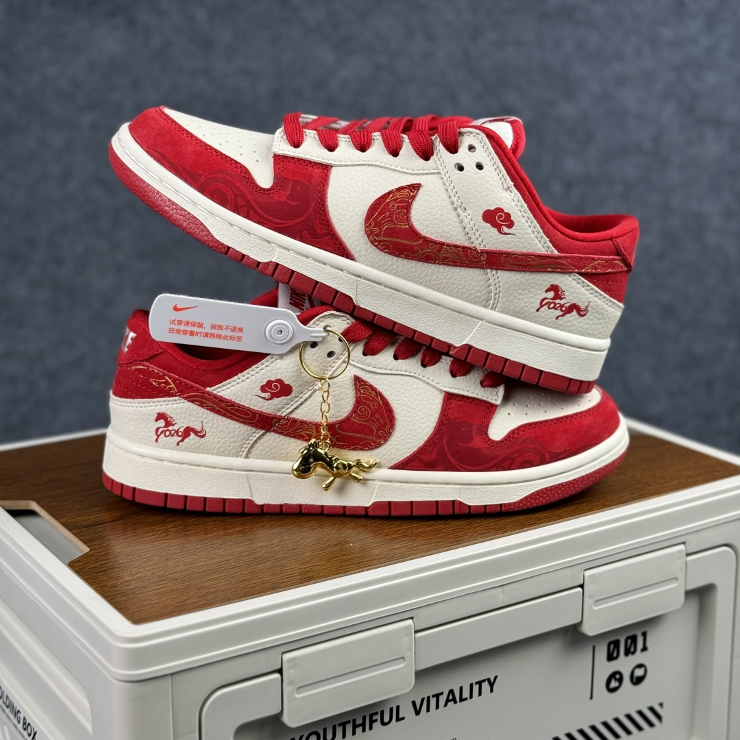 280 Nike SB Dunk Low 马年限定 白红金祥云 高端定制 低帮休闲板鞋 SD8888-008-Chinese UA Cheap High Quatity Brand Clothes Bags handbags Sneakers wholesale wholesaler seller from China Factory suppliers Fashion Clothing Shoes best Quality Beautiful Price 280 Nike SB Dunk Low 马年限定 白红金祥云 高端定制 低帮休闲板鞋 SD8888-008