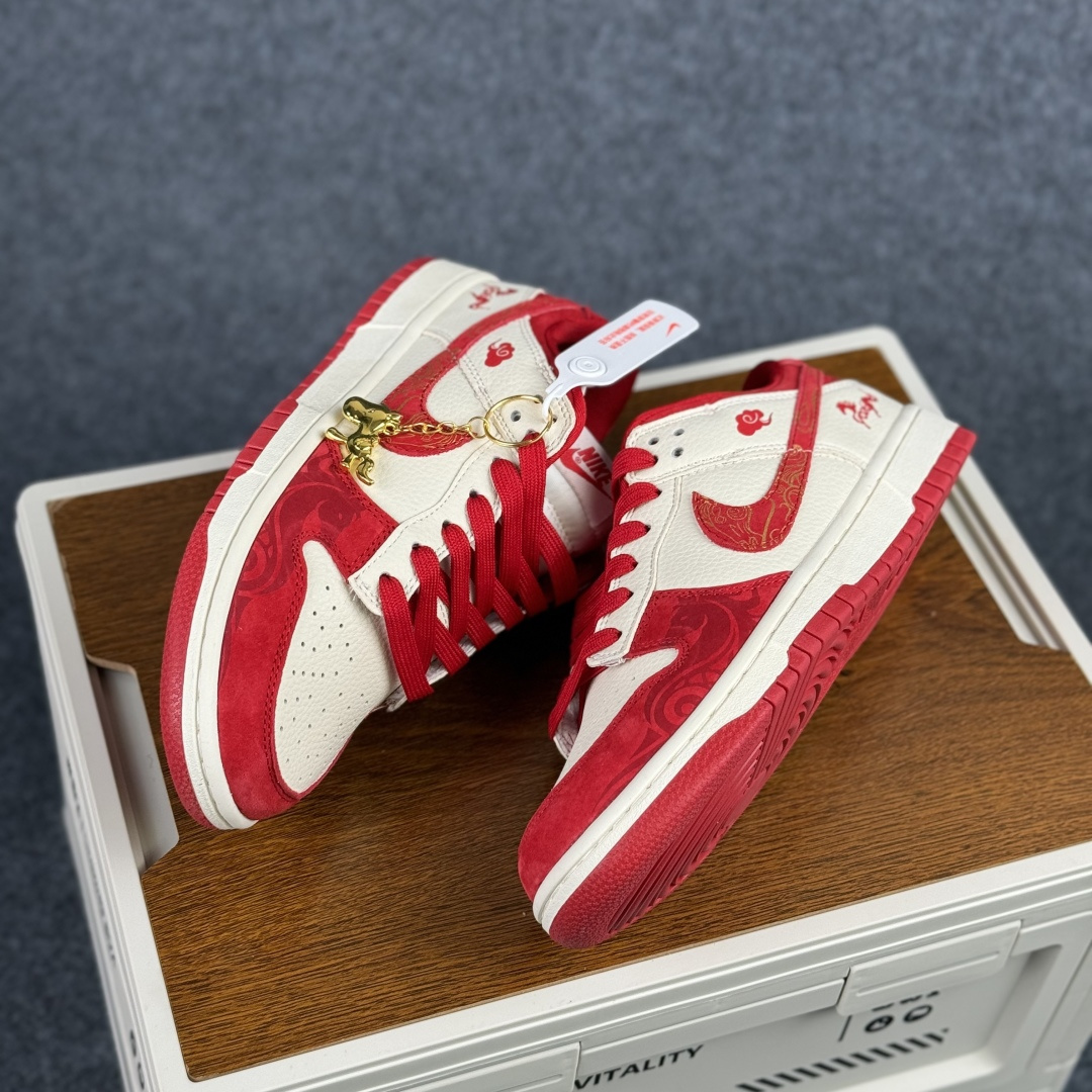 280 Nike SB Dunk Low 马年限定 白红金祥云 高端定制 低帮休闲板鞋 SD8888-008-Chinese UA Cheap High Quatity Brand Clothes Bags handbags Sneakers wholesale wholesaler seller from China Factory suppliers Fashion Clothing Shoes best Quality Beautiful Price 280 Nike SB Dunk Low 马年限定 白红金祥云 高端定制 低帮休闲板鞋 SD8888-008