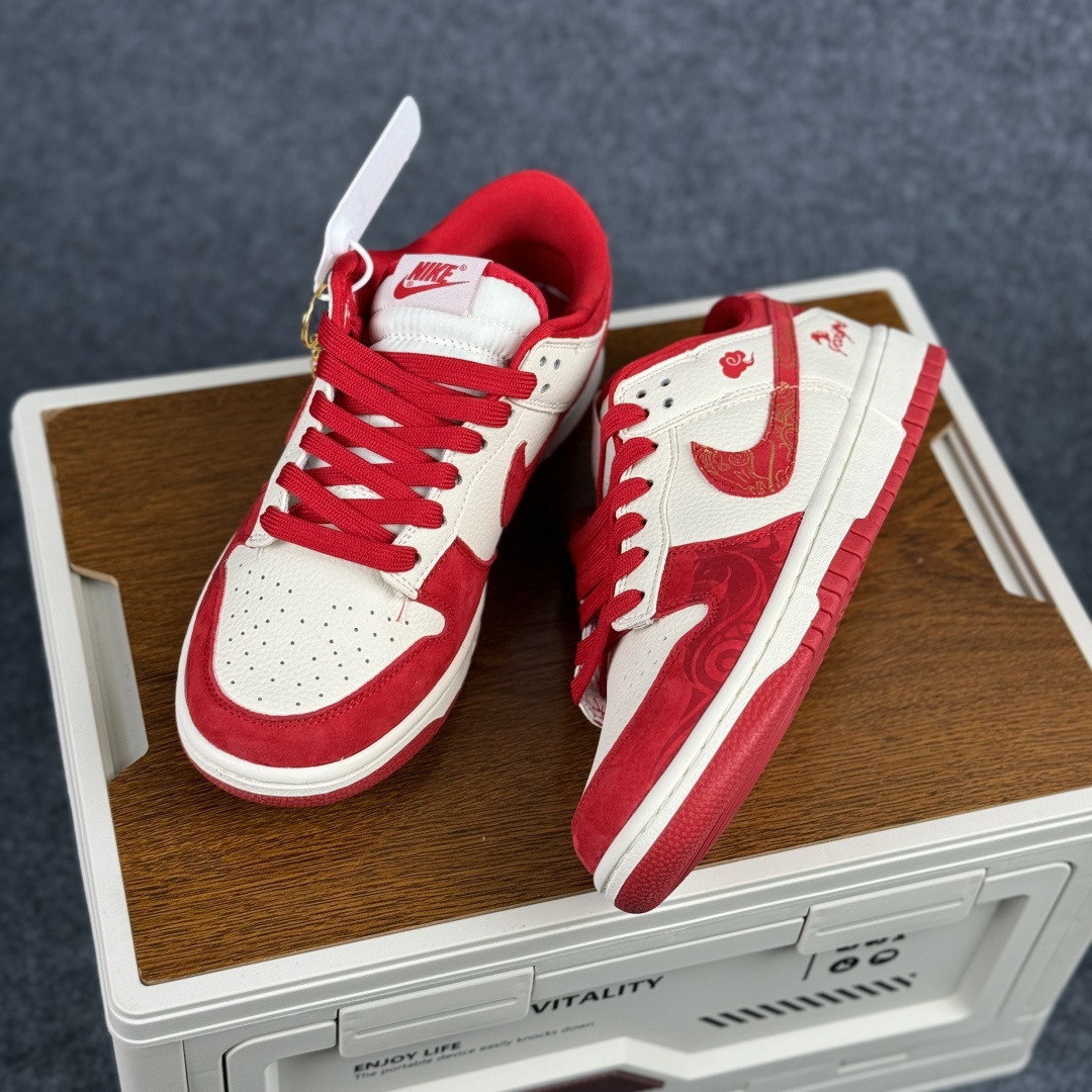 280 Nike SB Dunk Low 马年限定 白红金祥云 高端定制 低帮休闲板鞋 SD8888-008-Chinese UA Cheap High Quatity Brand Clothes Bags handbags Sneakers wholesale wholesaler seller from China Factory suppliers Fashion Clothing Shoes best Quality Beautiful Price 280 Nike SB Dunk Low 马年限定 白红金祥云 高端定制 低帮休闲板鞋 SD8888-008