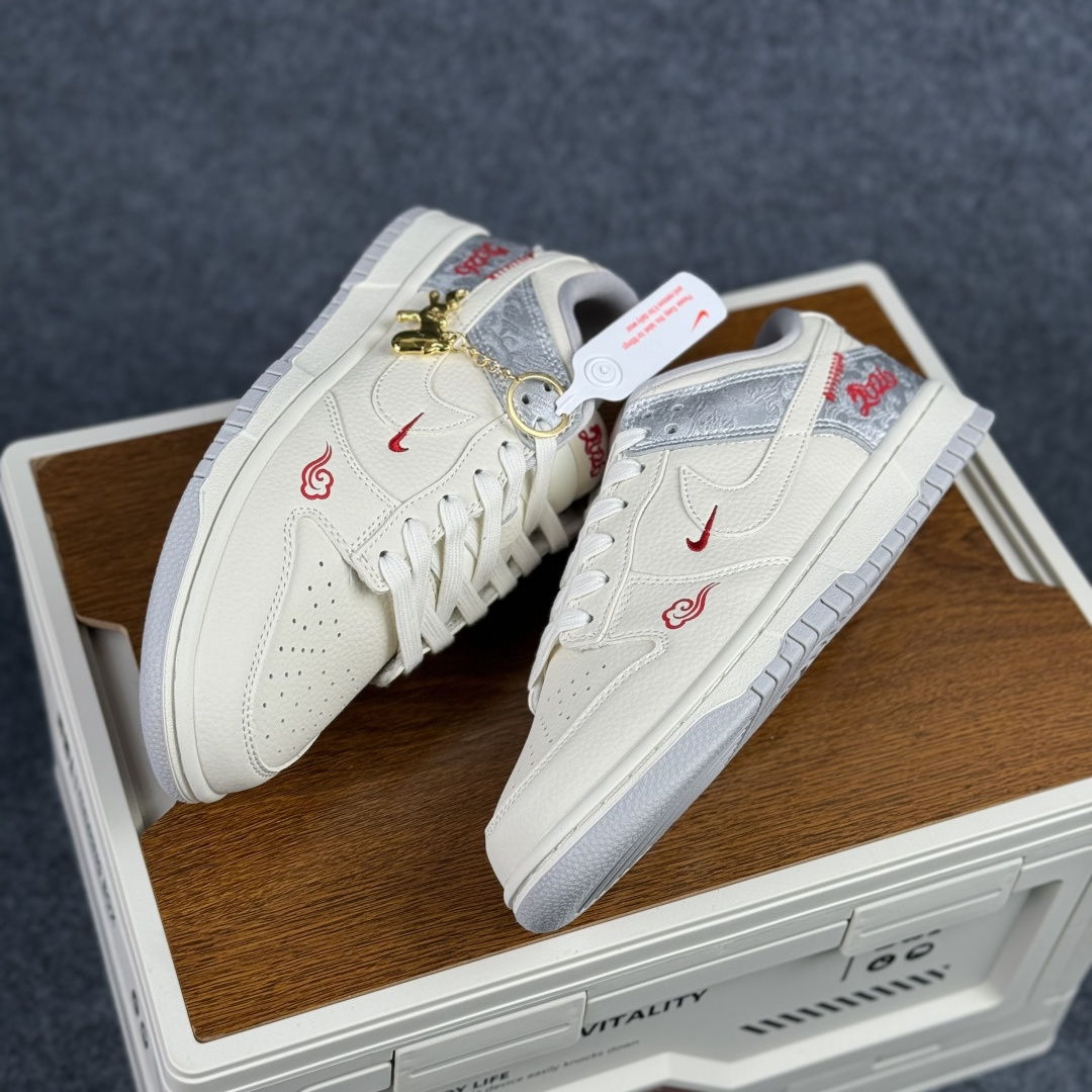 280 Nike SB Dunk Low 马年限定 白银中国风 高端定制 低帮休闲板鞋 DS6608-022-Chinese UA Cheap High Quatity Brand Clothes Bags handbags Sneakers wholesale wholesaler seller from China Factory suppliers Fashion Clothing Shoes best Quality Beautiful Price 280 Nike SB Dunk Low 马年限定 白银中国风 高端定制 低帮休闲板鞋 DS6608-022