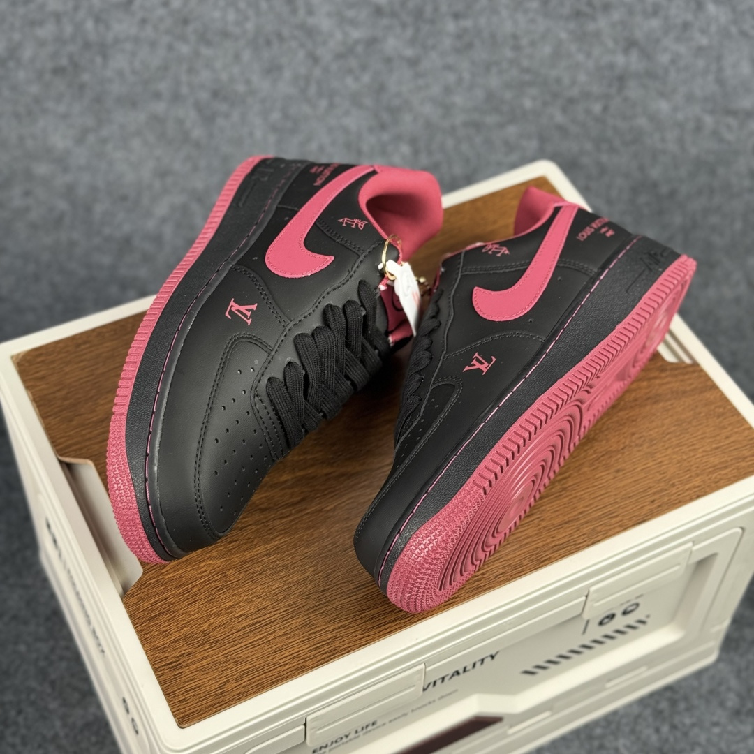 260 Nike Air Force 1'07 Low 马年限定 墨黑玫红 空军一号低帮休闲板鞋 FV3694-102-Chinese UA Cheap High Quatity Brand Clothes Bags handbags Sneakers wholesale wholesaler seller from China Factory suppliers Fashion Clothing Shoes best Quality Beautiful Price 260 Nike Air Force 1'07 Low 马年限定 墨黑玫红 空军一号低帮休闲板鞋 FV3694-102