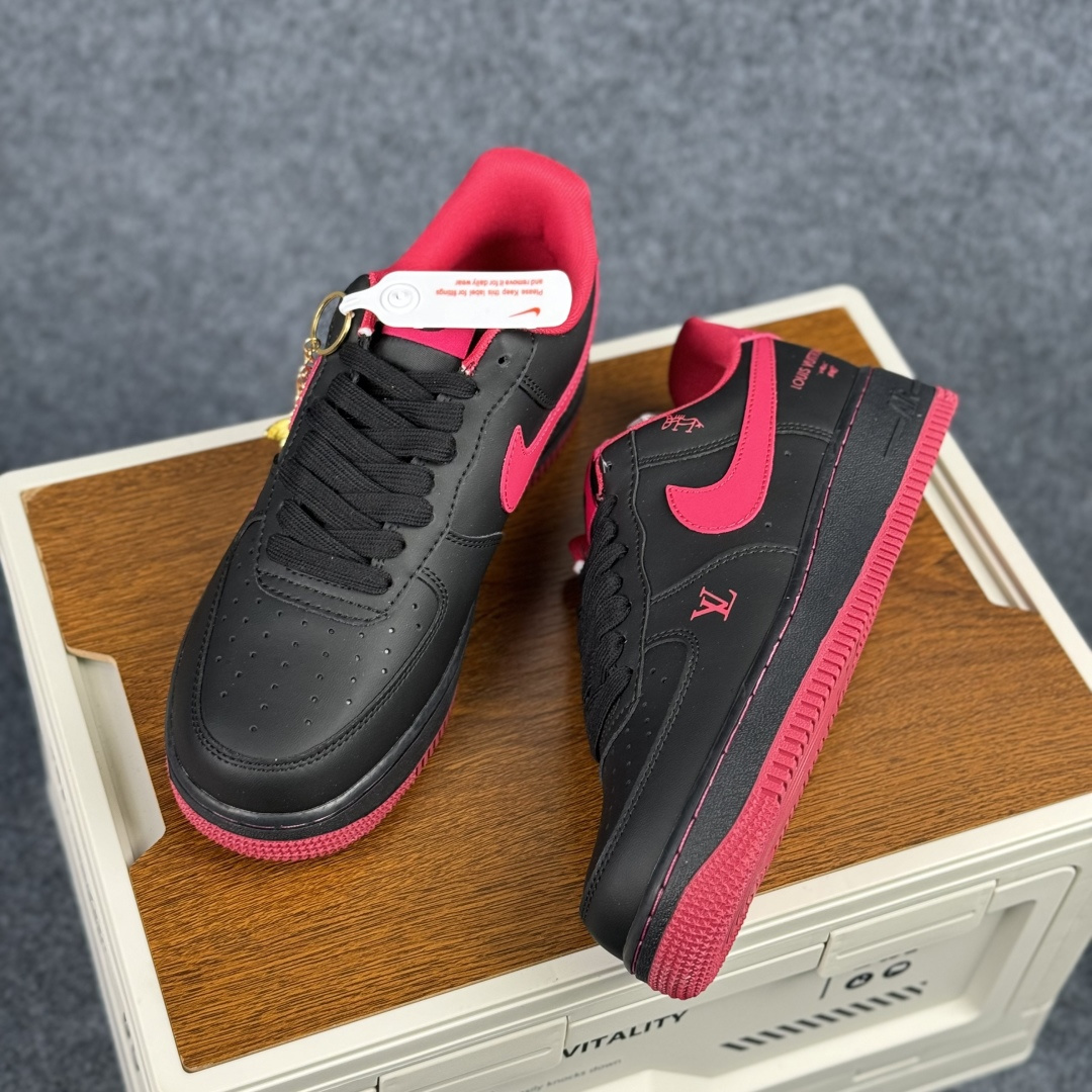 260 Nike Air Force 1'07 Low 马年限定 墨黑玫红 空军一号低帮休闲板鞋 FV3694-102-Chinese UA Cheap High Quatity Brand Clothes Bags handbags Sneakers wholesale wholesaler seller from China Factory suppliers Fashion Clothing Shoes best Quality Beautiful Price 260 Nike Air Force 1'07 Low 马年限定 墨黑玫红 空军一号低帮休闲板鞋 FV3694-102