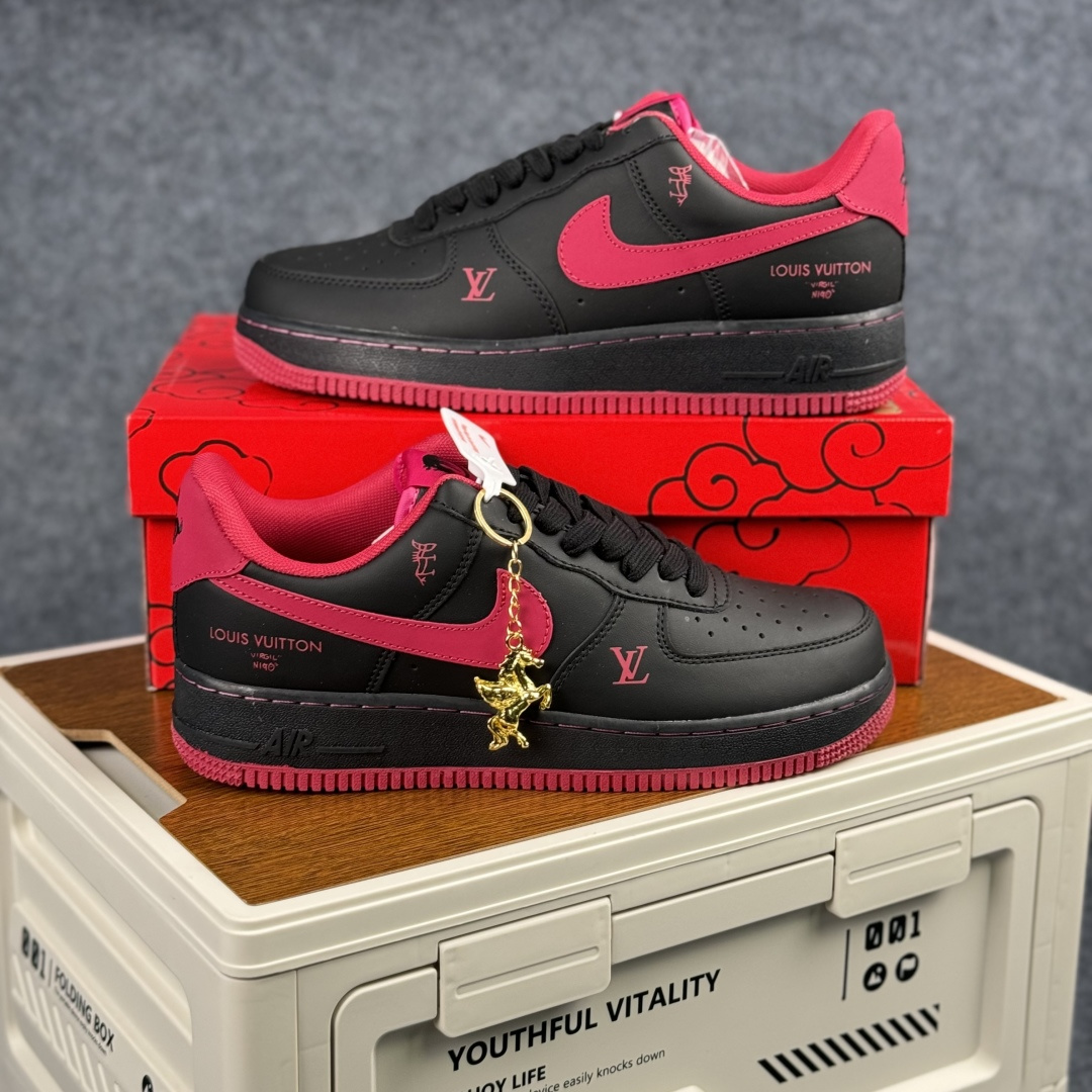 260 Nike Air Force 1'07 Low 马年限定 墨黑玫红 空军一号低帮休闲板鞋 FV3694-102-Chinese UA Cheap High Quatity Brand Clothes Bags handbags Sneakers wholesale wholesaler seller from China Factory suppliers Fashion Clothing Shoes best Quality Beautiful Price 260 Nike Air Force 1'07 Low 马年限定 墨黑玫红 空军一号低帮休闲板鞋 FV3694-102