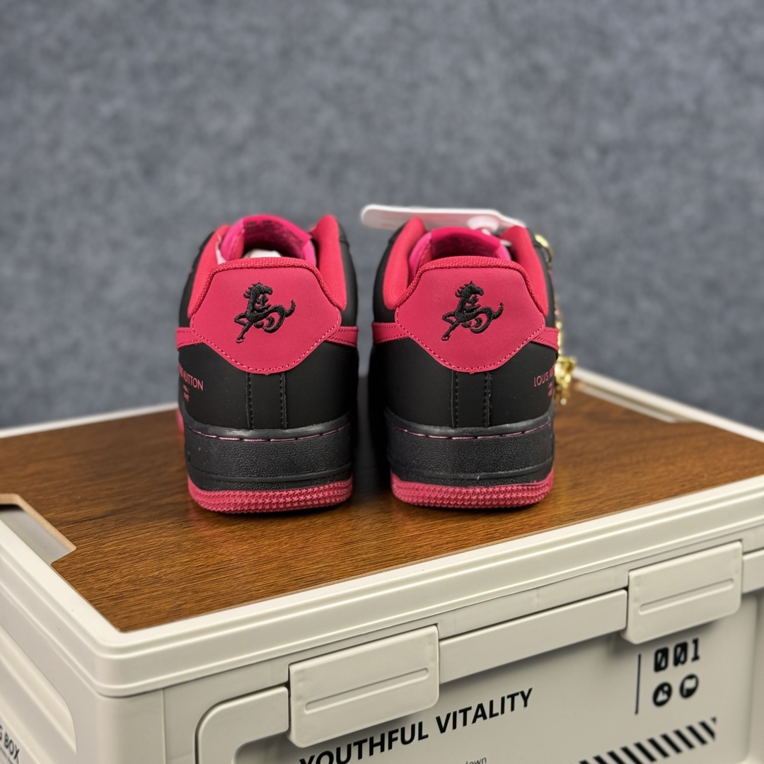 260 Nike Air Force 1'07 Low 马年限定 墨黑玫红 空军一号低帮休闲板鞋 FV3694-102-Chinese UA Cheap High Quatity Brand Clothes Bags handbags Sneakers wholesale wholesaler seller from China Factory suppliers Fashion Clothing Shoes best Quality Beautiful Price 260 Nike Air Force 1'07 Low 马年限定 墨黑玫红 空军一号低帮休闲板鞋 FV3694-102