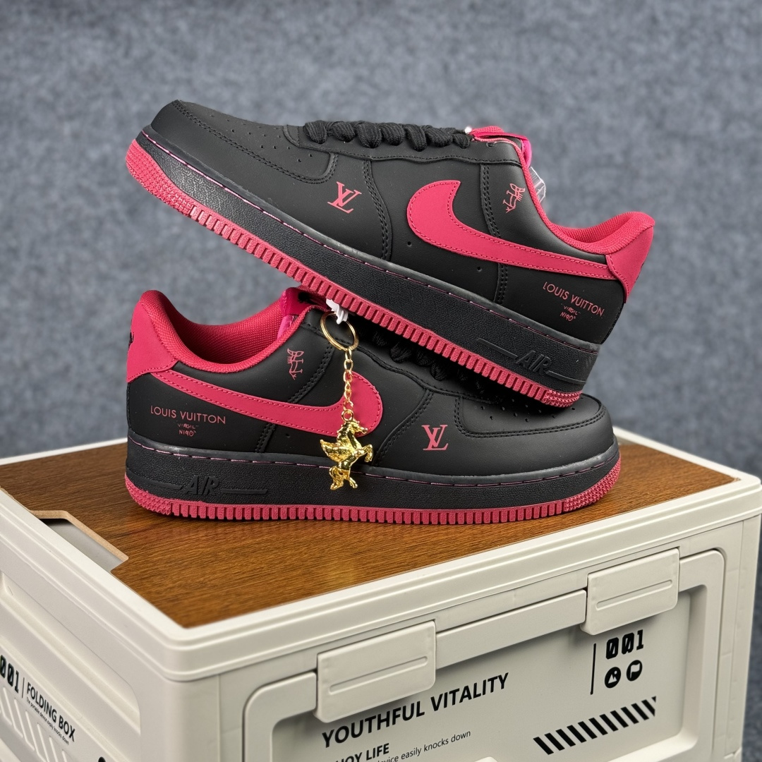 260 Nike Air Force 1'07 Low 马年限定 墨黑玫红 空军一号低帮休闲板鞋 FV3694-102-Chinese UA Cheap High Quatity Brand Clothes Bags handbags Sneakers wholesale wholesaler seller from China Factory suppliers Fashion Clothing Shoes best Quality Beautiful Price 260 Nike Air Force 1'07 Low 马年限定 墨黑玫红 空军一号低帮休闲板鞋 FV3694-102