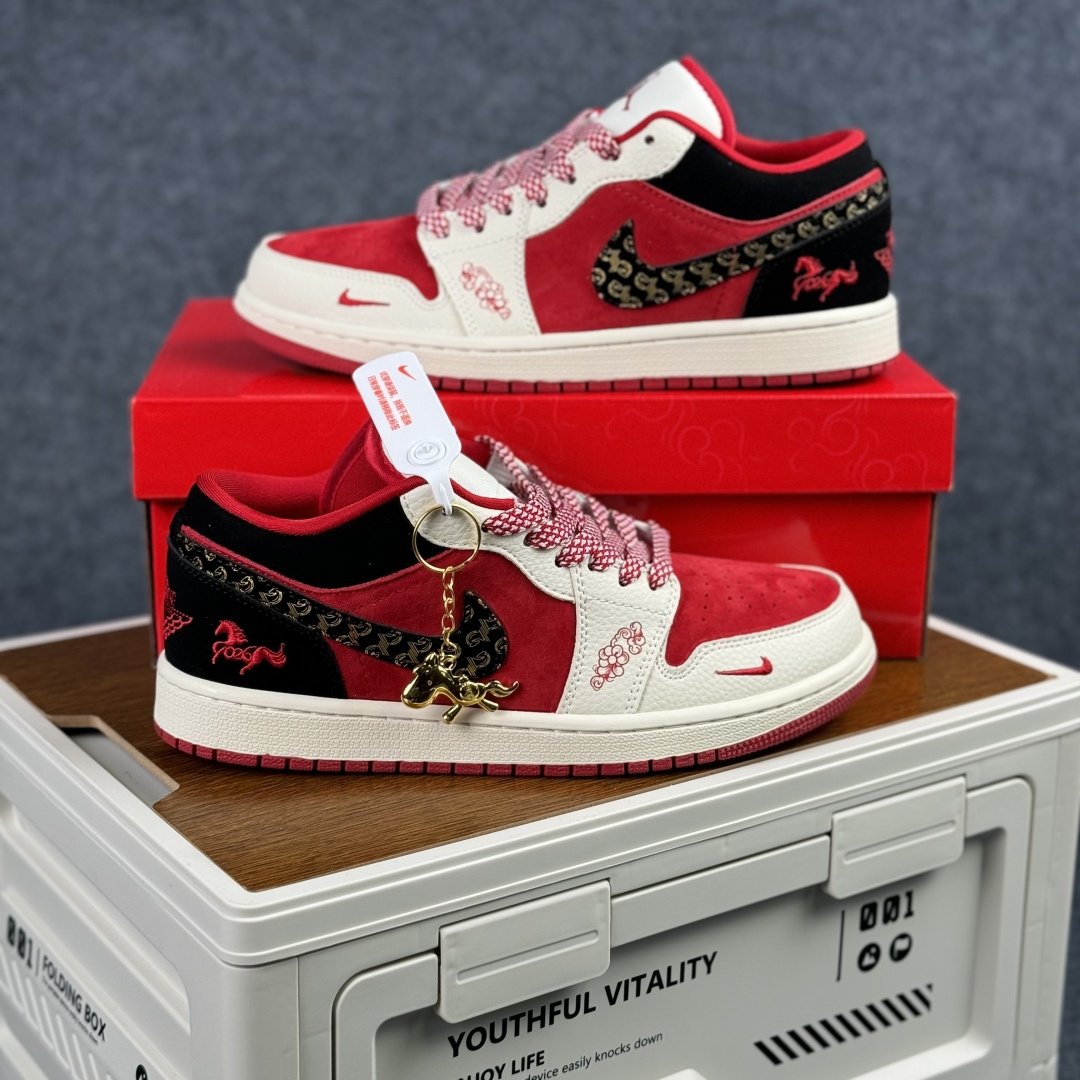 280 Air Jordan 1 Low AJ1 乔1“ 马年限定------黑红” #定制鞋盒 高端定制 低帮休闲板鞋 LD8888-013-Chinese UA Cheap High Quatity Brand Clothes Bags handbags Sneakers wholesale wholesaler seller from China Factory suppliers Fashion Clothing Shoes best Quality Beautiful Price 280 Air Jordan 1 Low AJ1 乔1“ 马年限定------黑红” #定制鞋盒 高端定制 低帮休闲板鞋 LD8888-013