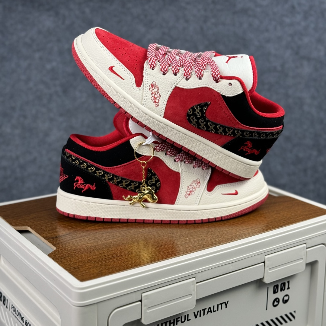 280 Air Jordan 1 Low AJ1 乔1“ 马年限定------黑红” #定制鞋盒 高端定制 低帮休闲板鞋 LD8888-013-Chinese UA Cheap High Quatity Brand Clothes Bags handbags Sneakers wholesale wholesaler seller from China Factory suppliers Fashion Clothing Shoes best Quality Beautiful Price 280 Air Jordan 1 Low AJ1 乔1“ 马年限定------黑红” #定制鞋盒 高端定制 低帮休闲板鞋 LD8888-013