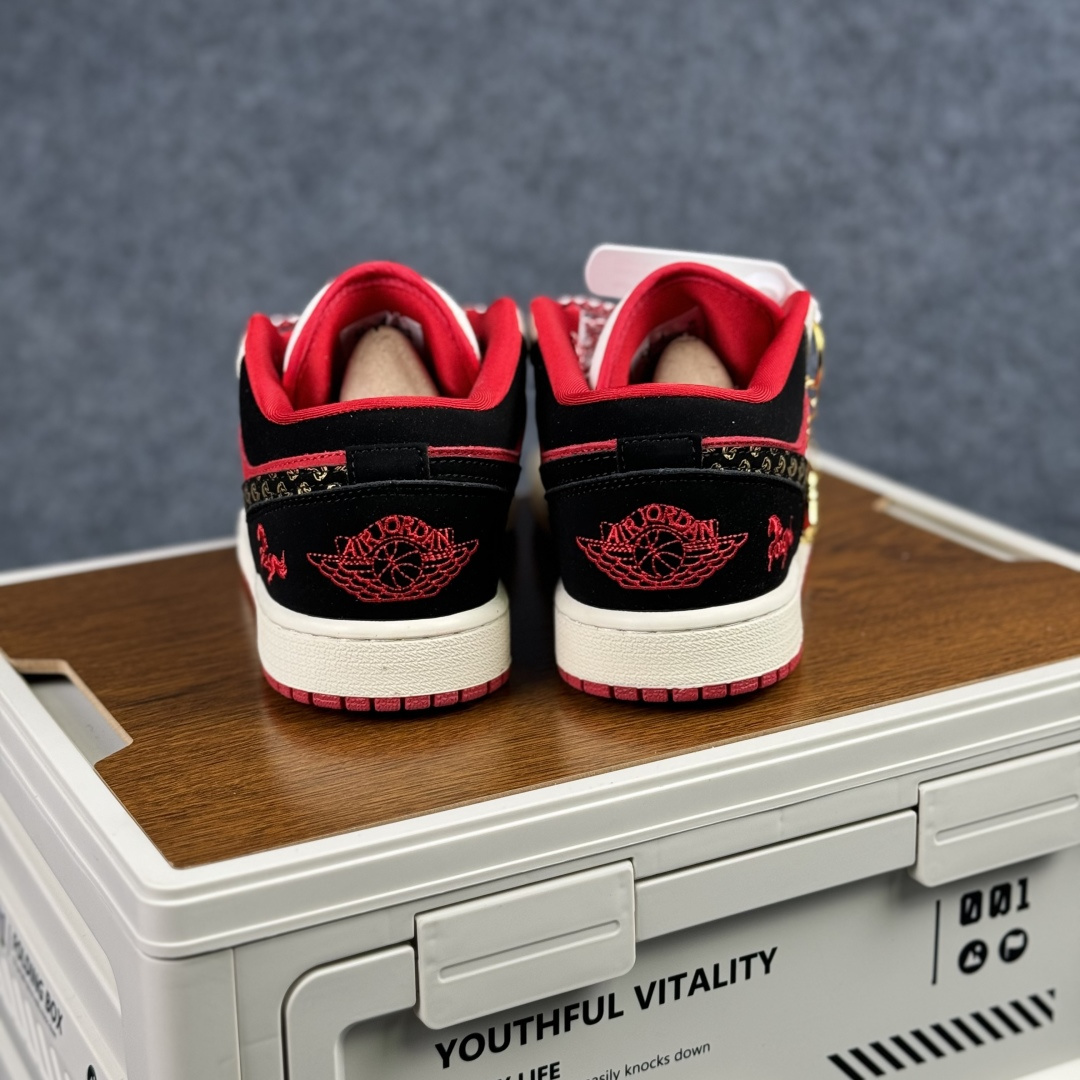 280 Air Jordan 1 Low AJ1 乔1“ 马年限定------黑红” #定制鞋盒 高端定制 低帮休闲板鞋 LD8888-013-Chinese UA Cheap High Quatity Brand Clothes Bags handbags Sneakers wholesale wholesaler seller from China Factory suppliers Fashion Clothing Shoes best Quality Beautiful Price 280 Air Jordan 1 Low AJ1 乔1“ 马年限定------黑红” #定制鞋盒 高端定制 低帮休闲板鞋 LD8888-013