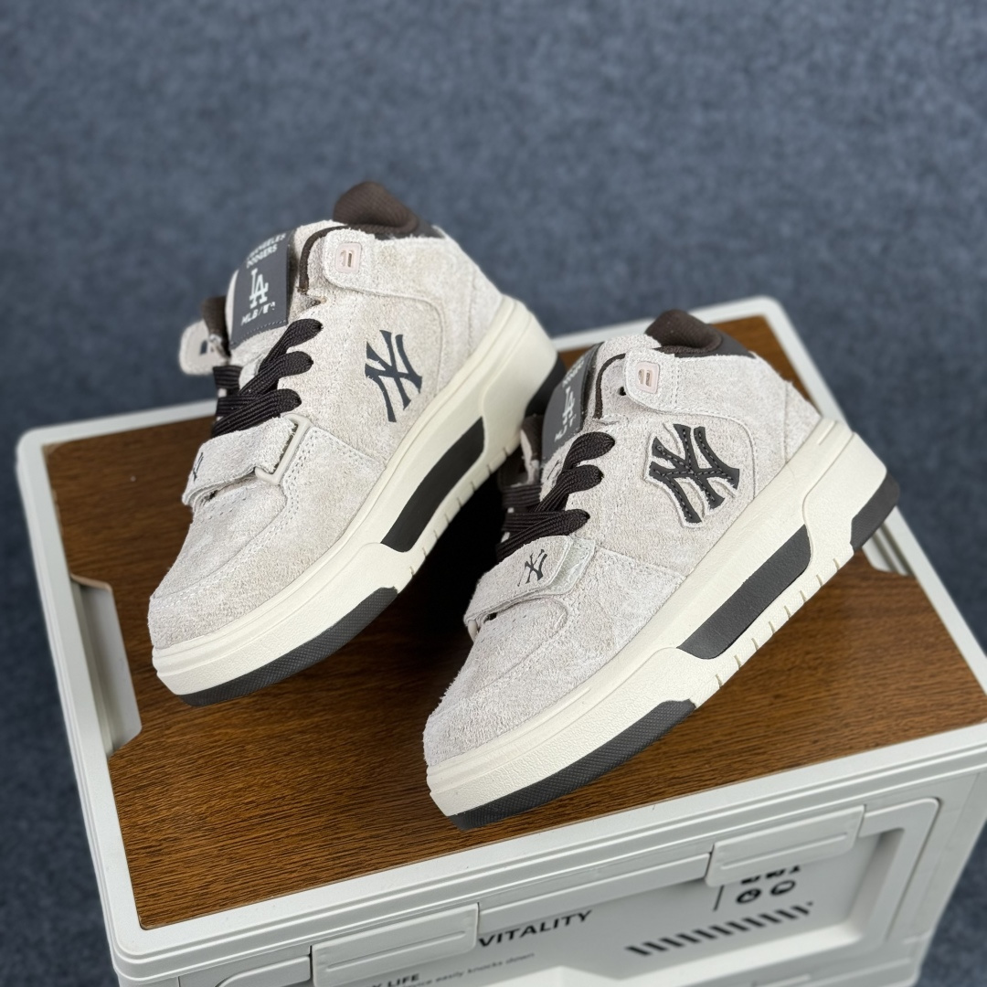 200 NY MLB Chunky Liner Mid Hairy 纽约洋基队 增高厚底休闲跑鞋 3ASXH015N07GRS-Chinese UA Cheap High Quatity Brand Clothes Bags handbags Sneakers wholesale wholesaler seller from China Factory suppliers Fashion Clothing Shoes best Quality Beautiful Price 200 NY MLB Chunky Liner Mid Hairy 纽约洋基队 增高厚底休闲跑鞋 3ASXH015N07GRS