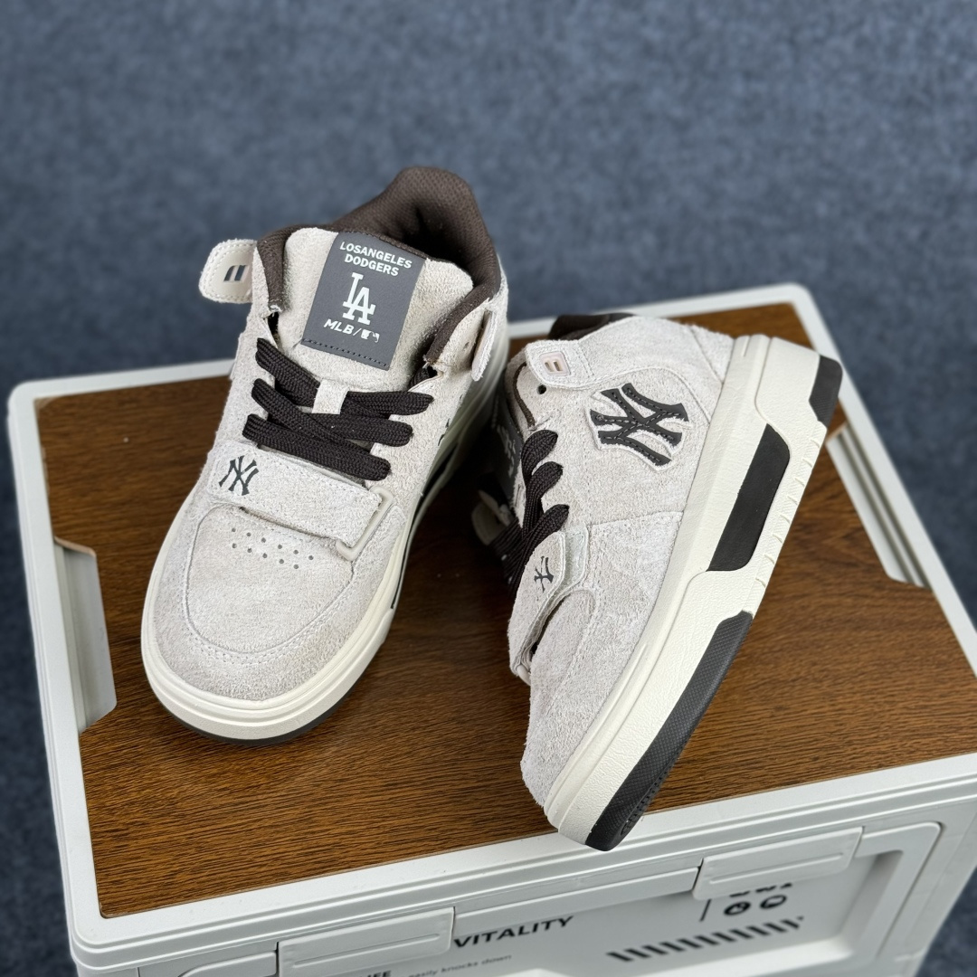 200 NY MLB Chunky Liner Mid Hairy 纽约洋基队 增高厚底休闲跑鞋 3ASXH015N07GRS-Chinese UA Cheap High Quatity Brand Clothes Bags handbags Sneakers wholesale wholesaler seller from China Factory suppliers Fashion Clothing Shoes best Quality Beautiful Price 200 NY MLB Chunky Liner Mid Hairy 纽约洋基队 增高厚底休闲跑鞋 3ASXH015N07GRS