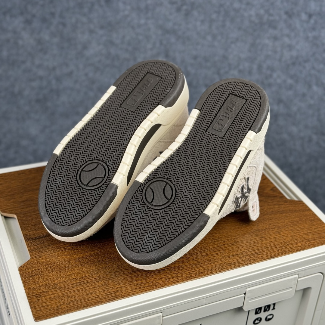 200 NY MLB Chunky Liner Mid Hairy 纽约洋基队 增高厚底休闲跑鞋 3ASXH015N07GRS-Chinese UA Cheap High Quatity Brand Clothes Bags handbags Sneakers wholesale wholesaler seller from China Factory suppliers Fashion Clothing Shoes best Quality Beautiful Price 200 NY MLB Chunky Liner Mid Hairy 纽约洋基队 增高厚底休闲跑鞋 3ASXH015N07GRS
