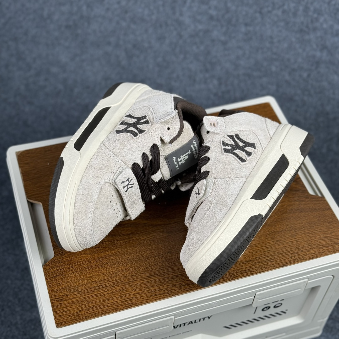 200 NY MLB Chunky Liner Mid Hairy 纽约洋基队 增高厚底休闲跑鞋 3ASXH015N07GRS-Chinese UA Cheap High Quatity Brand Clothes Bags handbags Sneakers wholesale wholesaler seller from China Factory suppliers Fashion Clothing Shoes best Quality Beautiful Price 200 NY MLB Chunky Liner Mid Hairy 纽约洋基队 增高厚底休闲跑鞋 3ASXH015N07GRS