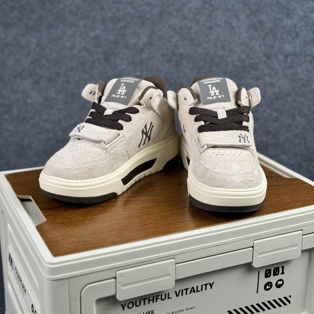200 NY MLB Chunky Liner Mid Hairy 纽约洋基队 增高厚底休闲跑鞋 3ASXH015N07GRS-Chinese UA Cheap High Quatity Brand Clothes Bags handbags Sneakers wholesale wholesaler seller from China Factory suppliers Fashion Clothing Shoes best Quality Beautiful Price 200 NY MLB Chunky Liner Mid Hairy 纽约洋基队 增高厚底休闲跑鞋 3ASXH015N07GRS