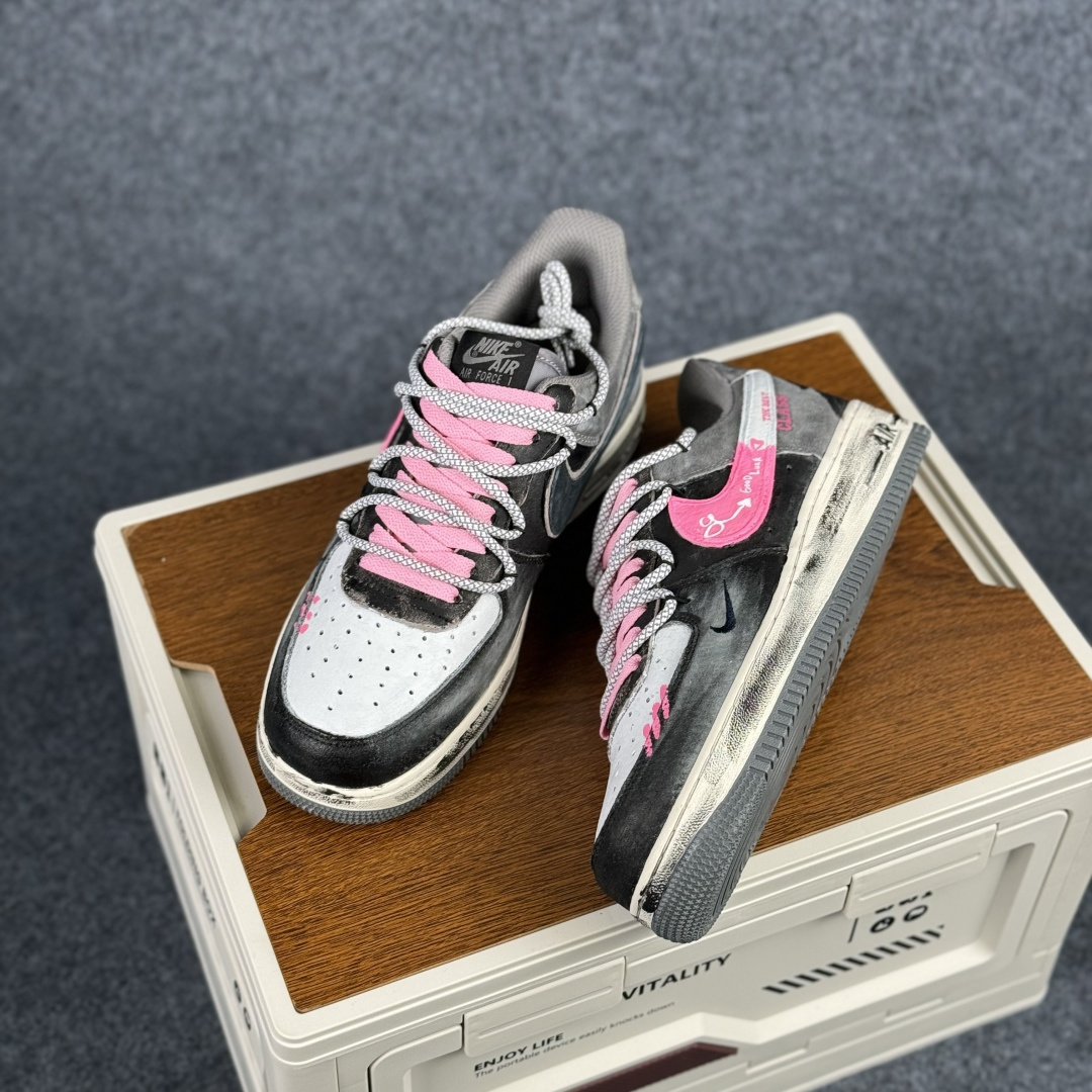 260 Nike Air Force 1'07 Low ”Gray-Pink Lucky Charm” 手绘涂鸦 灰粉幸运符 空军一号低帮休闲板鞋 YD2425-880-Chinese UA Cheap High Quatity Brand Clothes Bags handbags Sneakers wholesale wholesaler seller from China Factory suppliers Fashion Clothing Shoes best Quality Beautiful Price 260 Nike Air Force 1'07 Low ”Gray-Pink Lucky Charm” 手绘涂鸦 灰粉幸运符 空军一号低帮休闲板鞋 YD2425-880