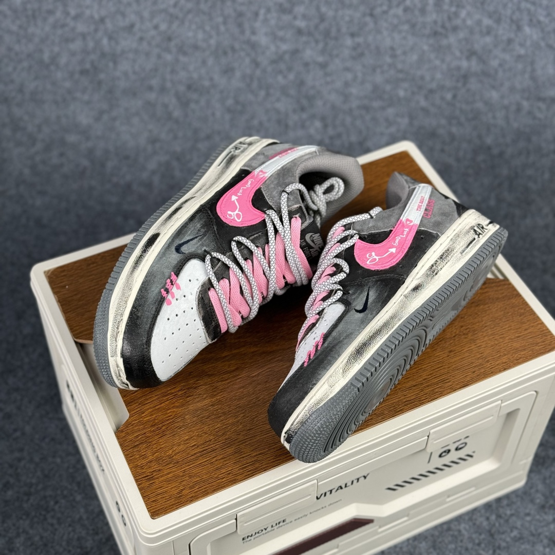 260 Nike Air Force 1'07 Low ”Gray-Pink Lucky Charm” 手绘涂鸦 灰粉幸运符 空军一号低帮休闲板鞋 YD2425-880-Chinese UA Cheap High Quatity Brand Clothes Bags handbags Sneakers wholesale wholesaler seller from China Factory suppliers Fashion Clothing Shoes best Quality Beautiful Price 260 Nike Air Force 1'07 Low ”Gray-Pink Lucky Charm” 手绘涂鸦 灰粉幸运符 空军一号低帮休闲板鞋 YD2425-880