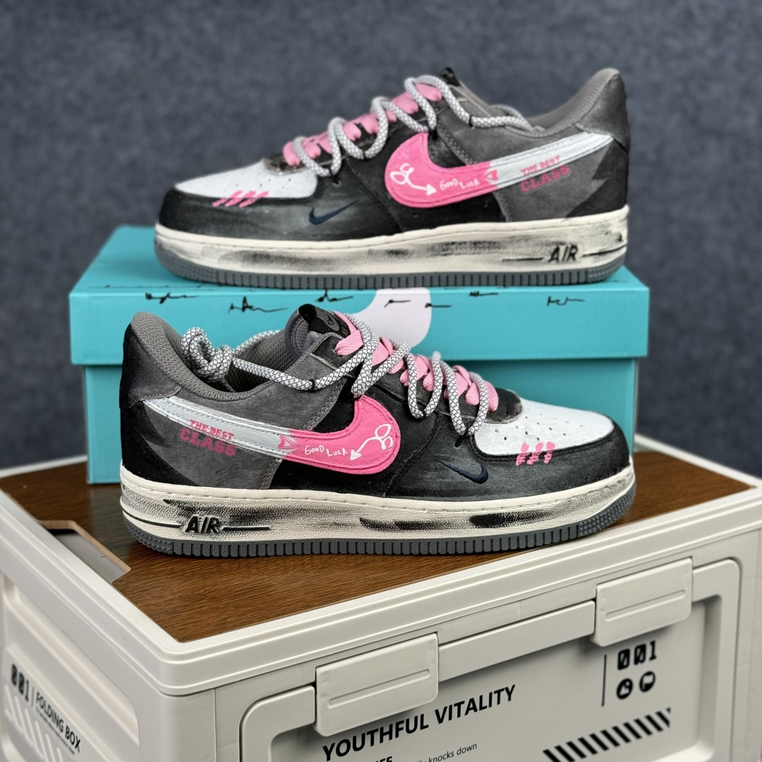 260 Nike Air Force 1'07 Low ”Gray-Pink Lucky Charm” 手绘涂鸦 灰粉幸运符 空军一号低帮休闲板鞋 YD2425-880-Chinese UA Cheap High Quatity Brand Clothes Bags handbags Sneakers wholesale wholesaler seller from China Factory suppliers Fashion Clothing Shoes best Quality Beautiful Price 260 Nike Air Force 1'07 Low ”Gray-Pink Lucky Charm” 手绘涂鸦 灰粉幸运符 空军一号低帮休闲板鞋 YD2425-880