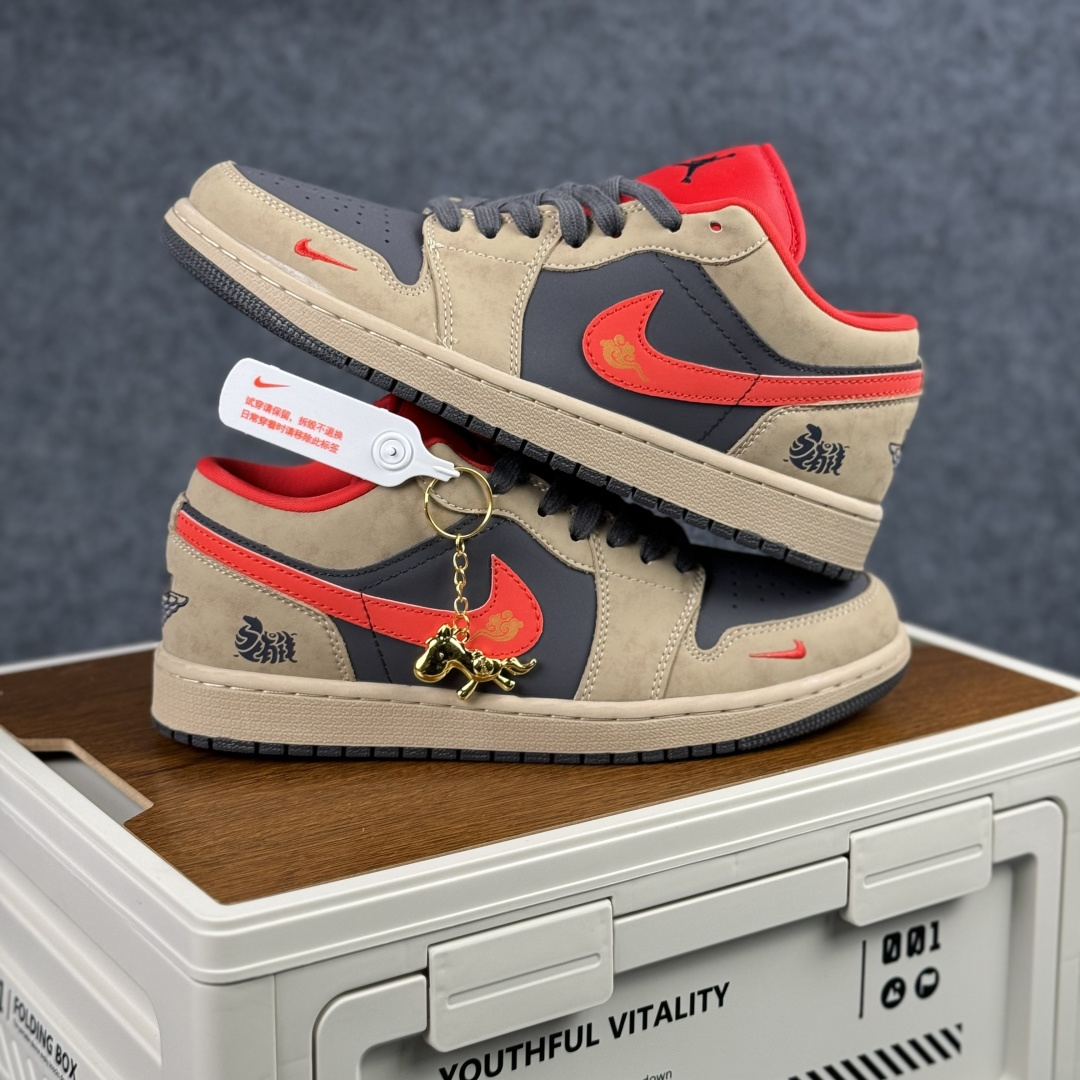 280 Air Jordan 1 Low AJ1 乔1马年限定 摩卡棕红钩 高端定制 低帮复古篮球鞋 QD1988-010-Chinese UA Cheap High Quatity Brand Clothes Bags handbags Sneakers wholesale wholesaler seller from China Factory suppliers Fashion Clothing Shoes best Quality Beautiful Price 280 Air Jordan 1 Low AJ1 乔1马年限定 摩卡棕红钩 高端定制 低帮复古篮球鞋 QD1988-010