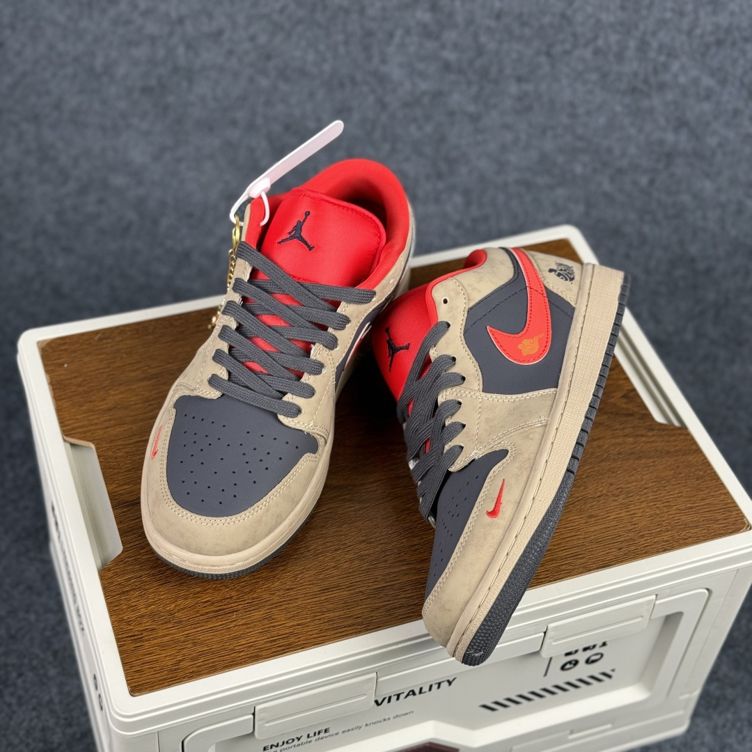 280 Air Jordan 1 Low AJ1 乔1马年限定 摩卡棕红钩 高端定制 低帮复古篮球鞋 QD1988-010-Chinese UA Cheap High Quatity Brand Clothes Bags handbags Sneakers wholesale wholesaler seller from China Factory suppliers Fashion Clothing Shoes best Quality Beautiful Price 280 Air Jordan 1 Low AJ1 乔1马年限定 摩卡棕红钩 高端定制 低帮复古篮球鞋 QD1988-010