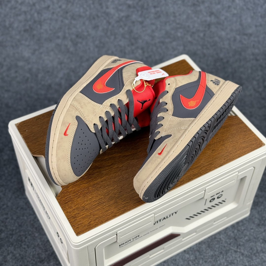 280 Air Jordan 1 Low AJ1 乔1马年限定 摩卡棕红钩 高端定制 低帮复古篮球鞋 QD1988-010-Chinese UA Cheap High Quatity Brand Clothes Bags handbags Sneakers wholesale wholesaler seller from China Factory suppliers Fashion Clothing Shoes best Quality Beautiful Price 280 Air Jordan 1 Low AJ1 乔1马年限定 摩卡棕红钩 高端定制 低帮复古篮球鞋 QD1988-010