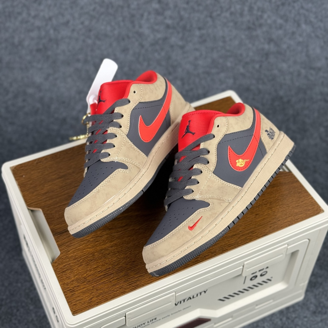 280 Air Jordan 1 Low AJ1 乔1马年限定 摩卡棕红钩 高端定制 低帮复古篮球鞋 QD1988-010-Chinese UA Cheap High Quatity Brand Clothes Bags handbags Sneakers wholesale wholesaler seller from China Factory suppliers Fashion Clothing Shoes best Quality Beautiful Price 280 Air Jordan 1 Low AJ1 乔1马年限定 摩卡棕红钩 高端定制 低帮复古篮球鞋 QD1988-010
